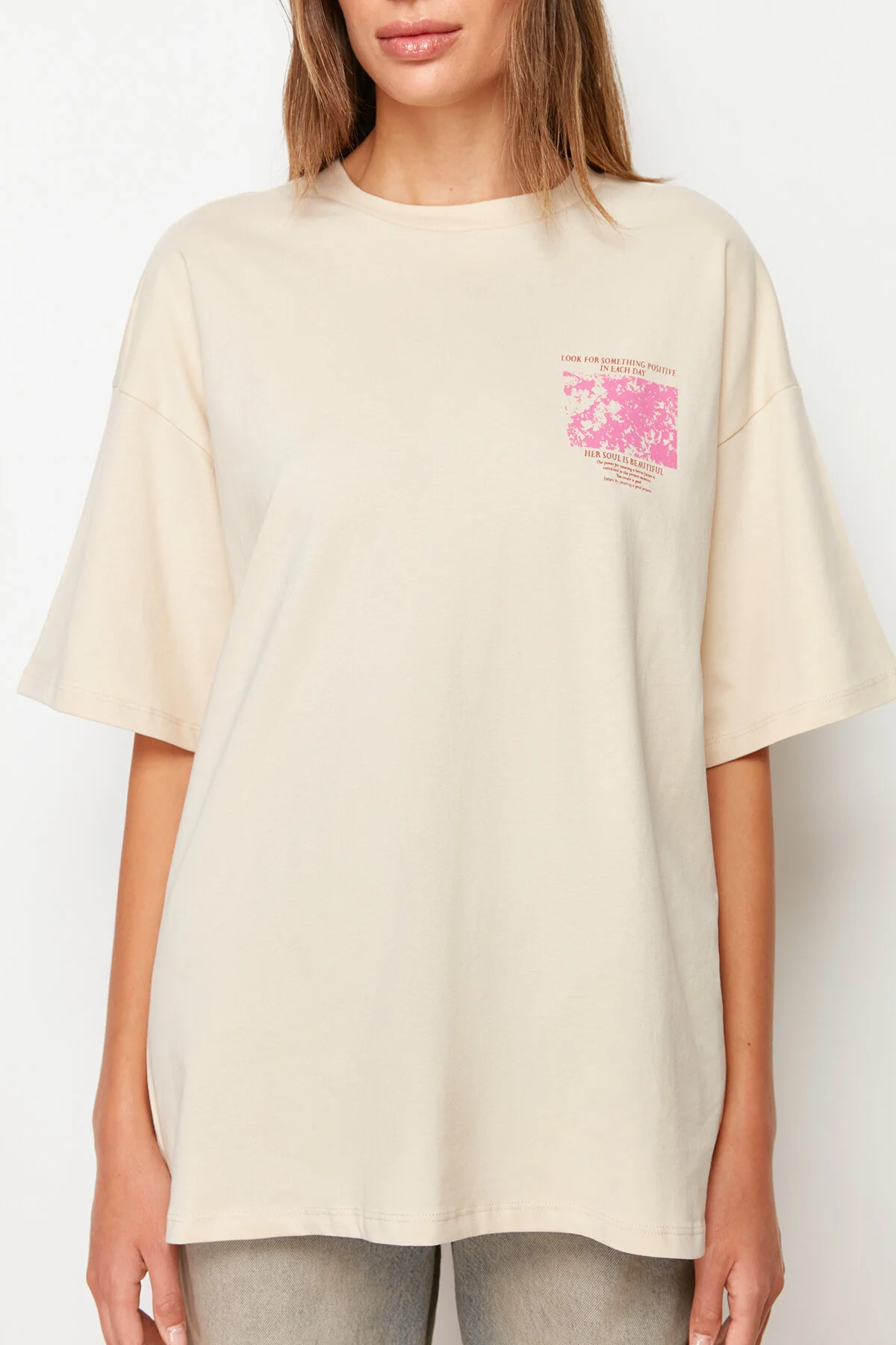 Trendyol Collection  Premium-Strick-T-Shirt aus 100 % Baumwolle mit bedruckter Vorder- und Rückseite in Übergröße/weitem Muster TWOSS23TS00269