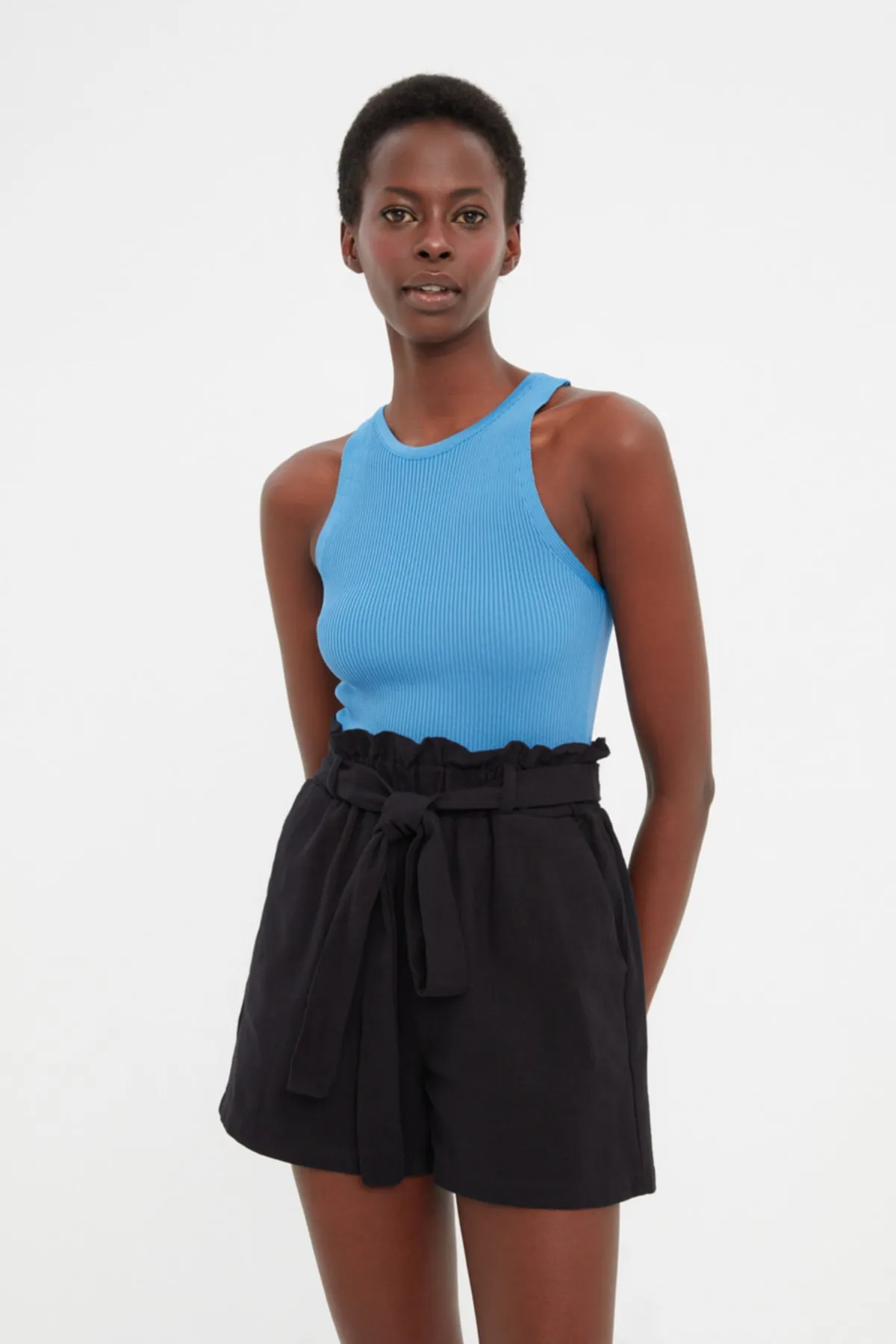Trendyol Collection  Blaue Basic-Bluse aus geripptem Strick TWOSS21BZ0090