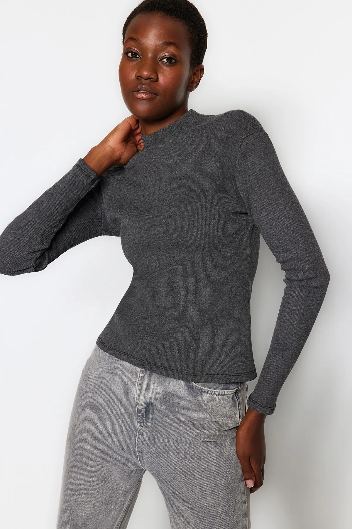 Trendyol Collection  Dunkelanthrazitfarbene, taillierte, langärmelige, gerippte, dehnbare Strickbluse mit hohem Kragen TWOAW21BZ0423
