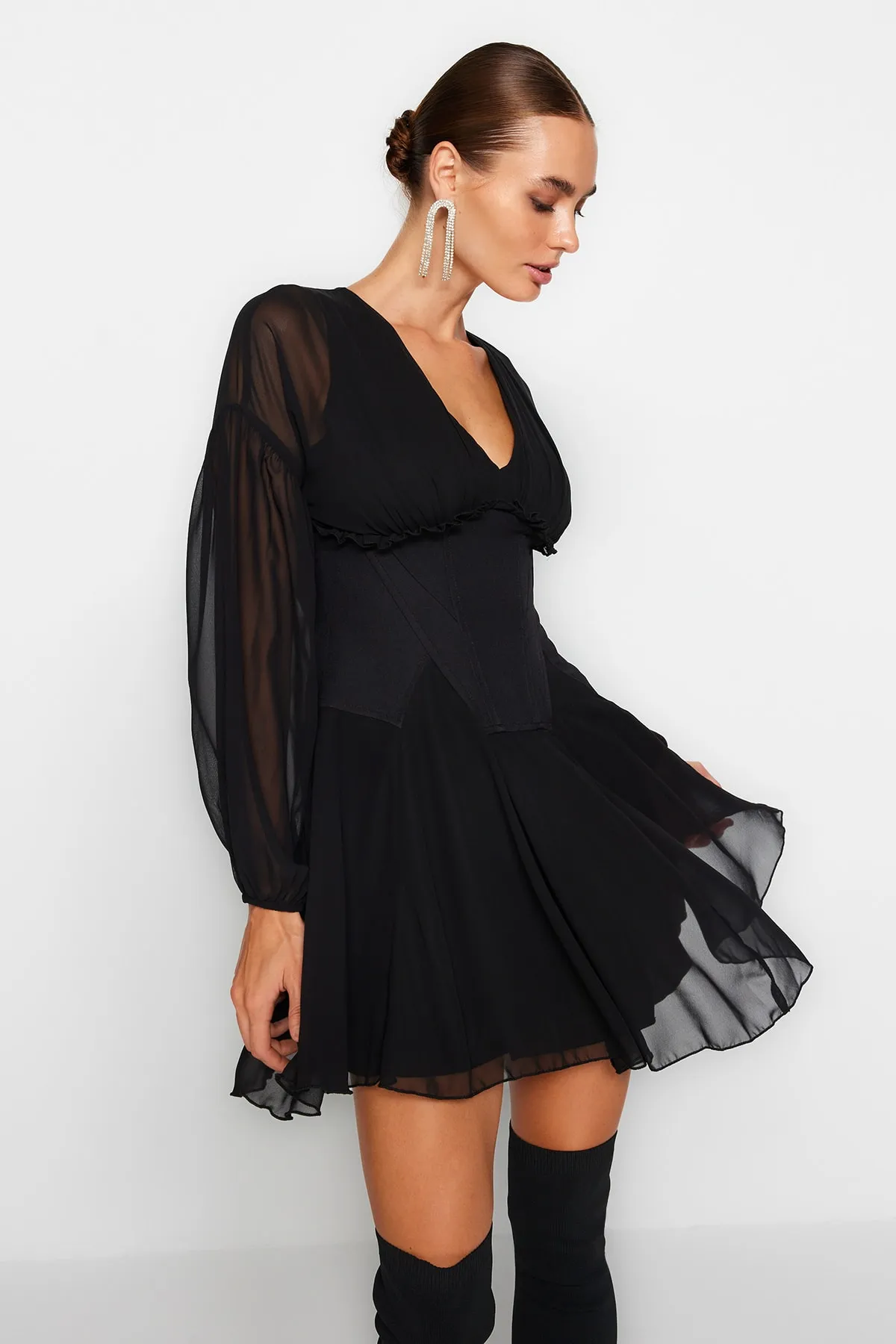 Trendyol Collection  Schwarzes Skaterkleid mit offener Taille TPRAW24EL00040