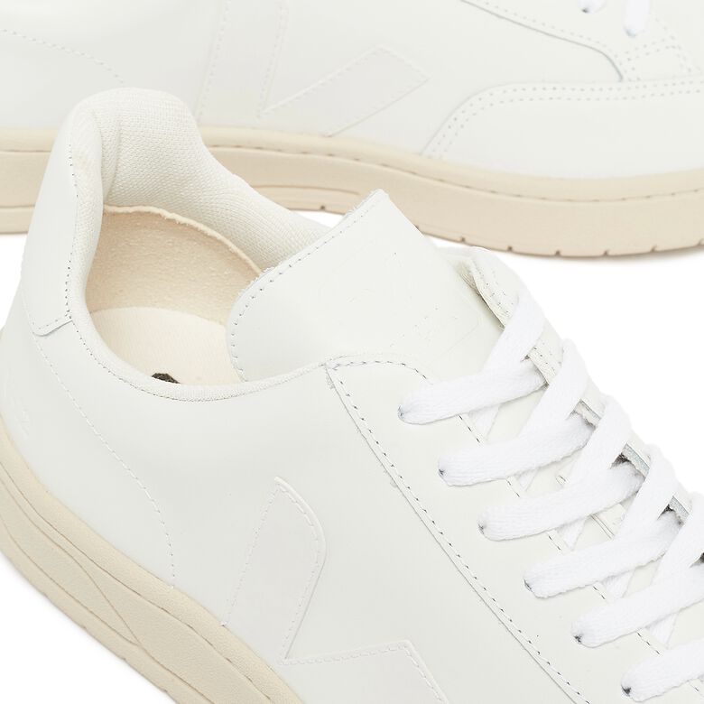 Veja V-12 extra white