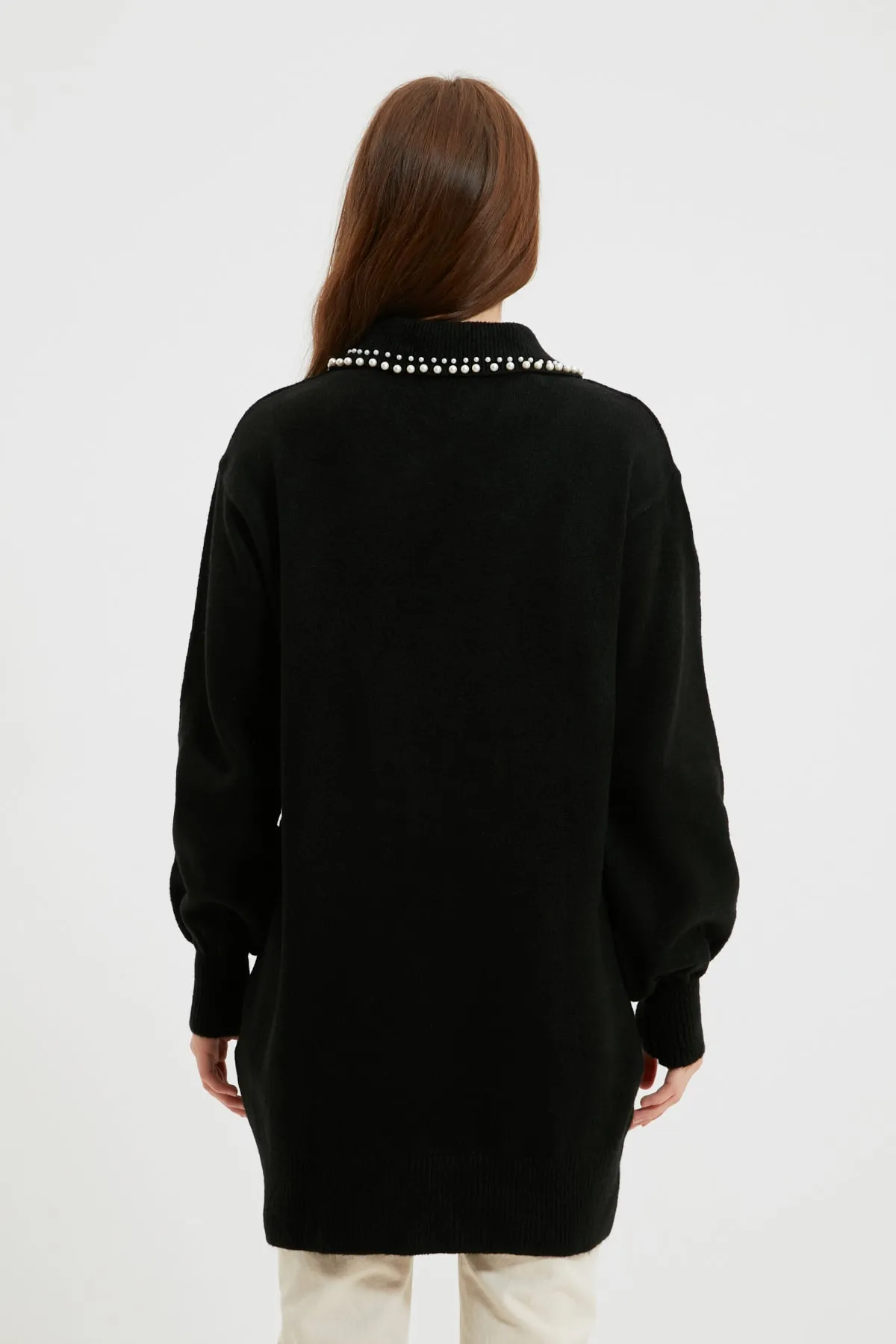 Trendyol Modest  Schwarzer, weicher Strickpullover mit Perlenmuster und Babykragen TCTAW22AK0238