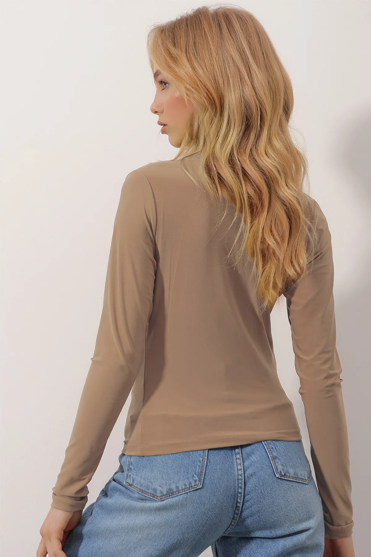 Trend Alaçatı Stili  Milchbraune, schulterfreie, drapierte Sandy-Crop-Bluse für Damen in Milchbraun ALC-X9554