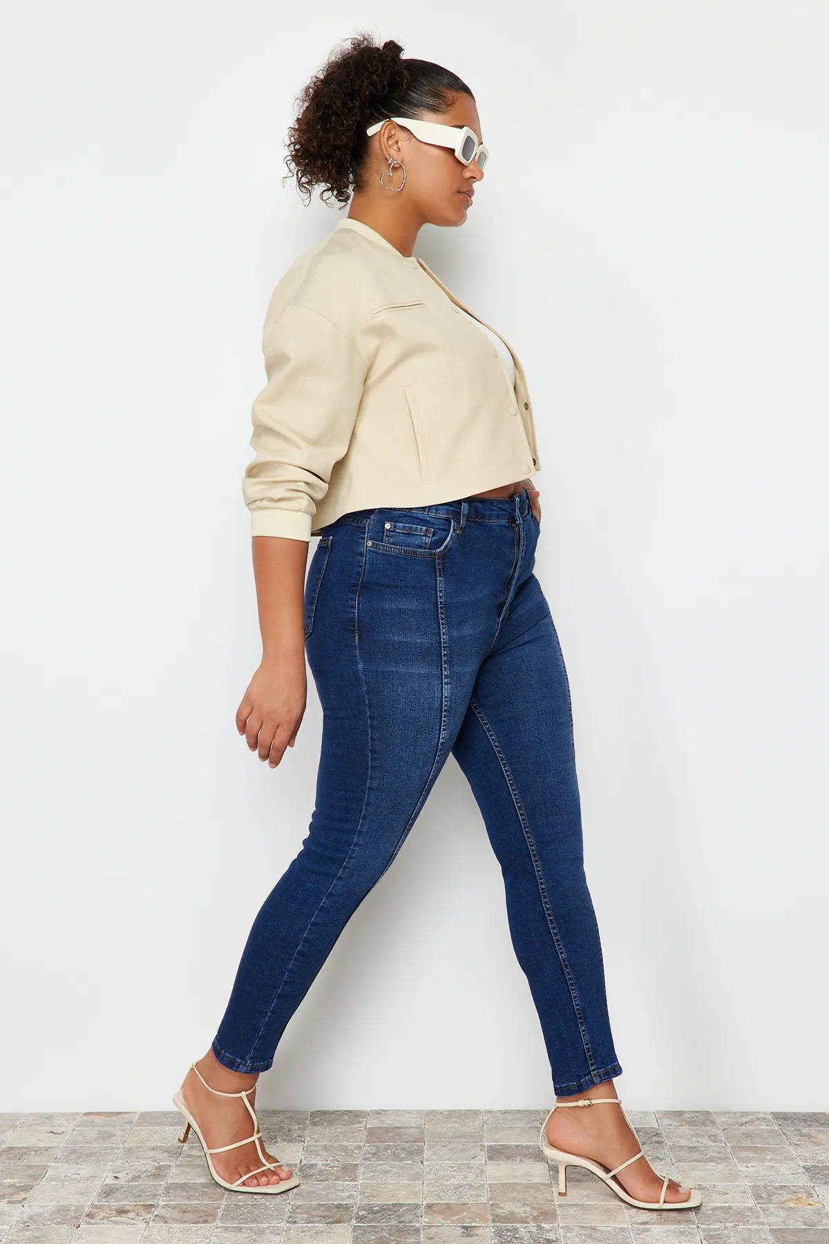 Trendyol Curve  Dunkelblaue, dehnbare Skinny-Jeans mit Nähten und detaillierten Details TBBSS24CJ00022