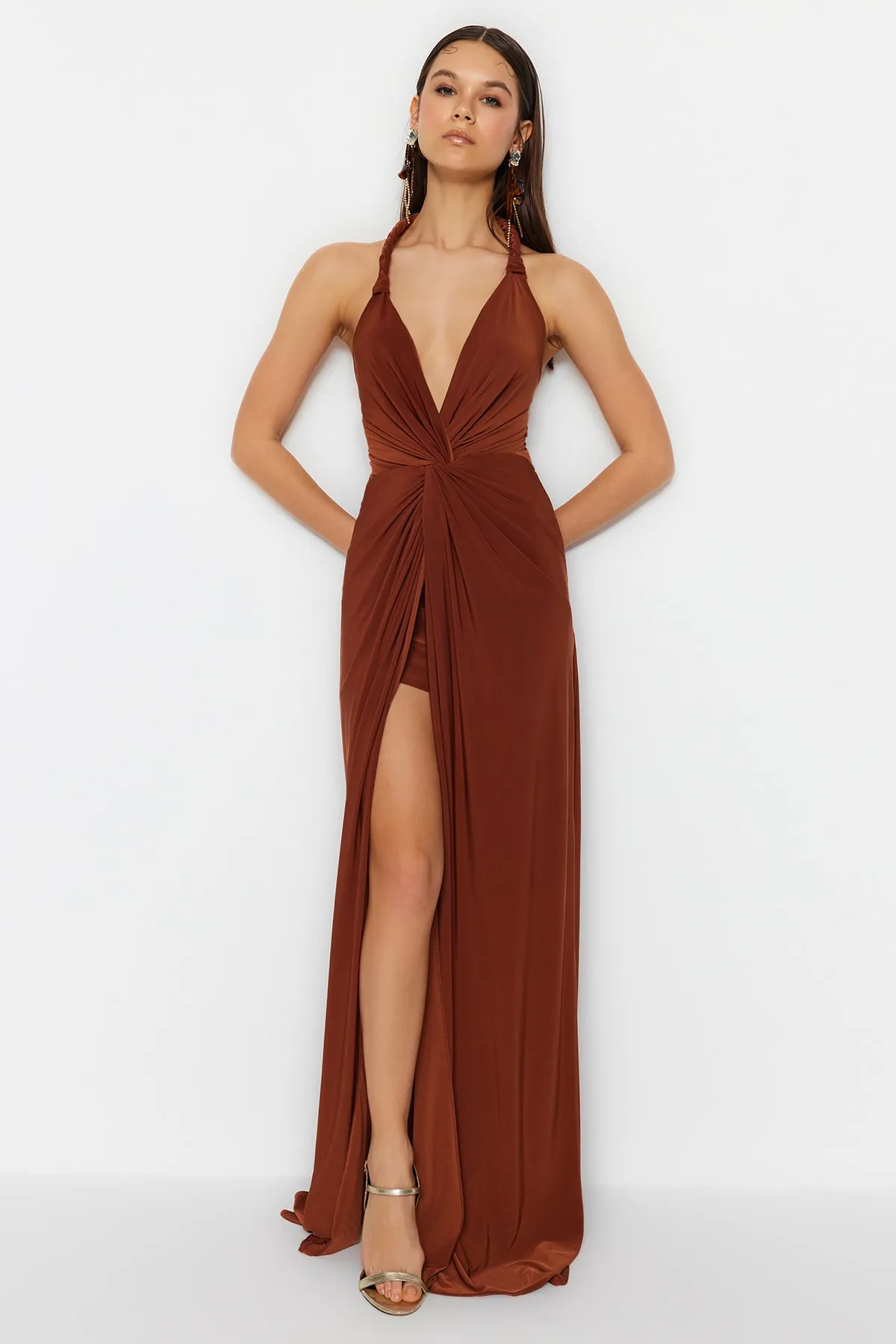 Trendyol Collection  Braunes, langes Abendkleid mit Wickeldesign und Kragen TPRSS23AE00208