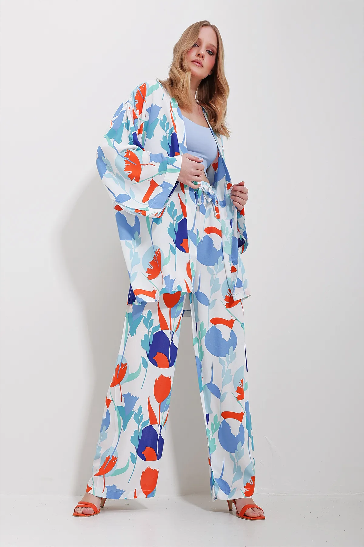 Trend Alaçatı Stili  Ecru-orangefarbenes Set aus Kimonojacke und Palazzo-Hose für Damen ALC-X11594
