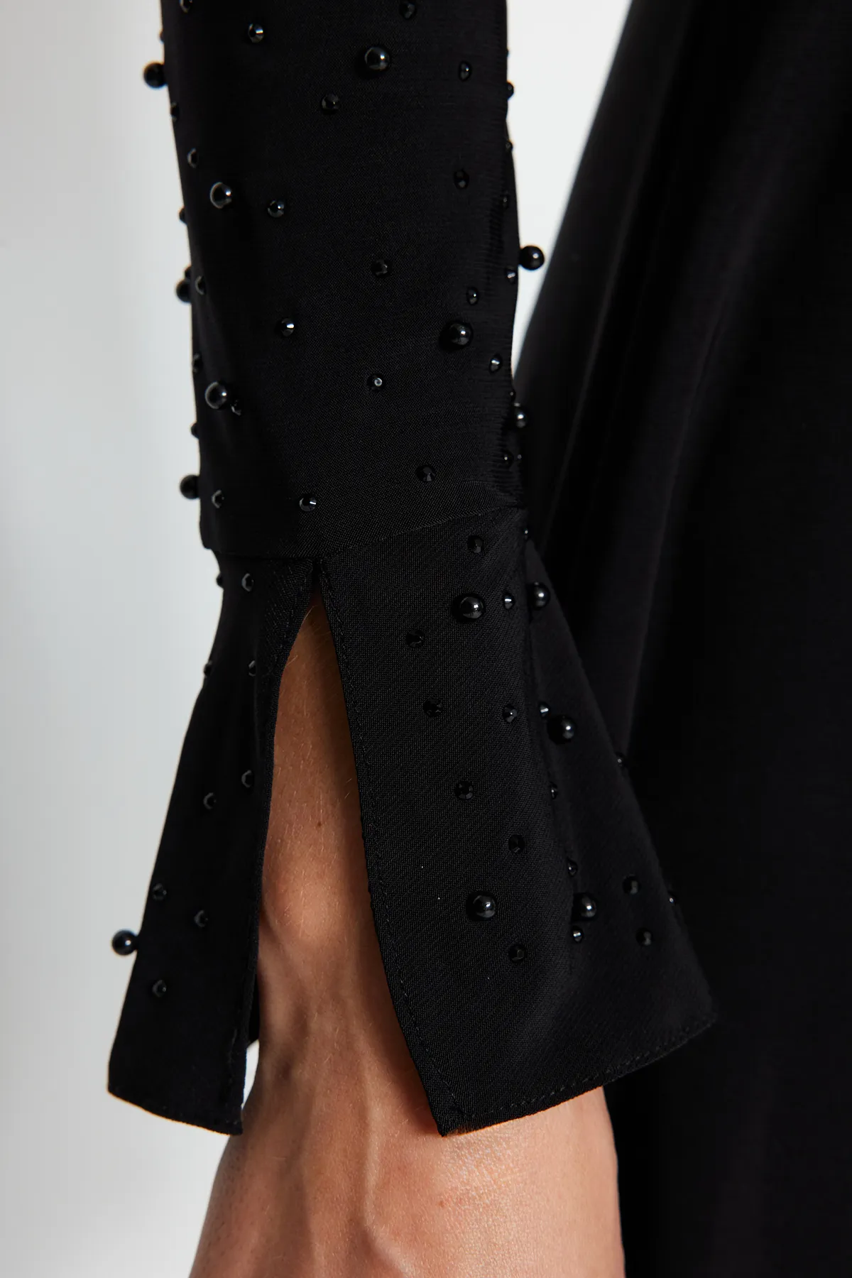 Trendyol Collection  Elegantes Abendkleid mit schwarzen Perlenaccessoires TPRAW24EL00259