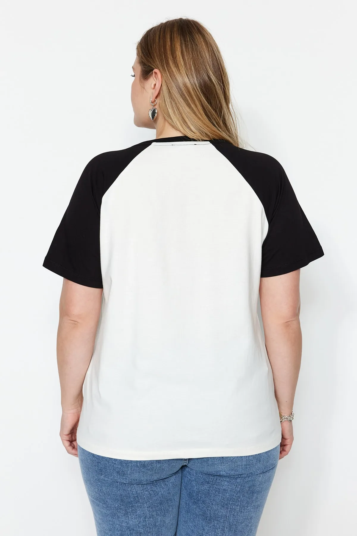 Trendyol Curve  Ecrufarbenes, bedrucktes Strick-T-Shirt TBBSS23BF00014
