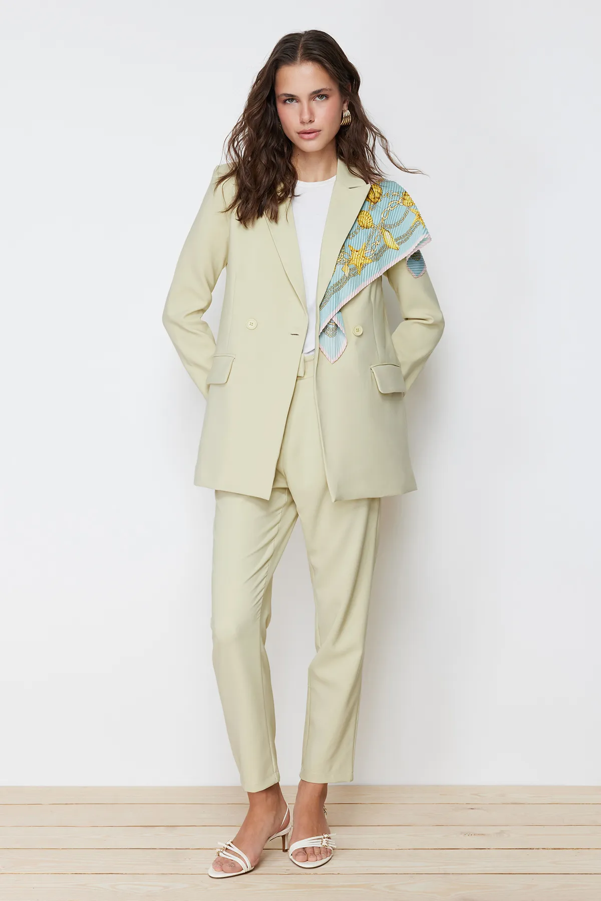 Trendyol Modest  Khakifarbenes Set aus Blazer und Hose – gewebt TCTAW23US00132