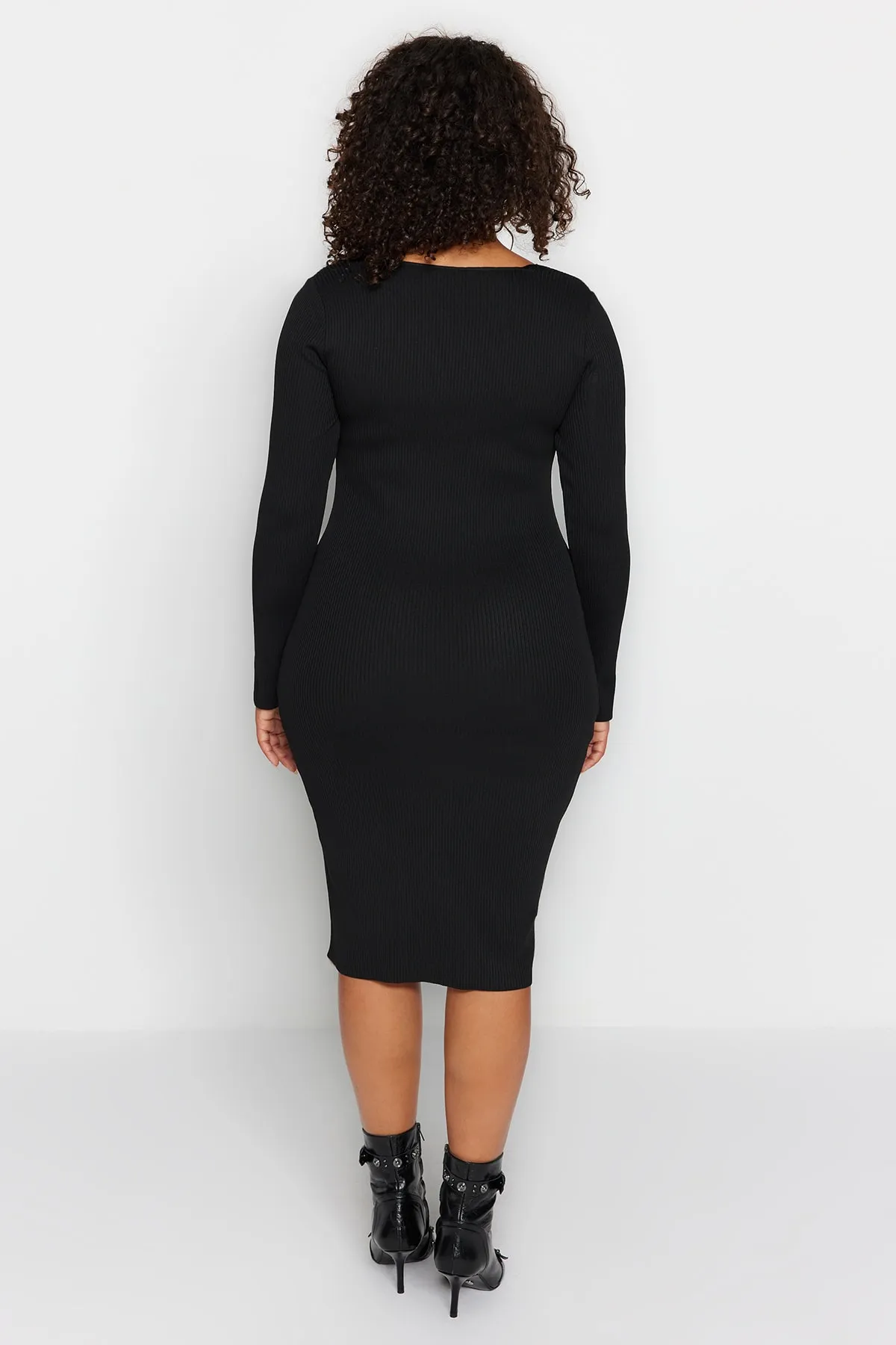 Trendyol Curve  Schwarzes, figurbetontes Strickkleid mit eckigem Kragen TBBAW24AH00005