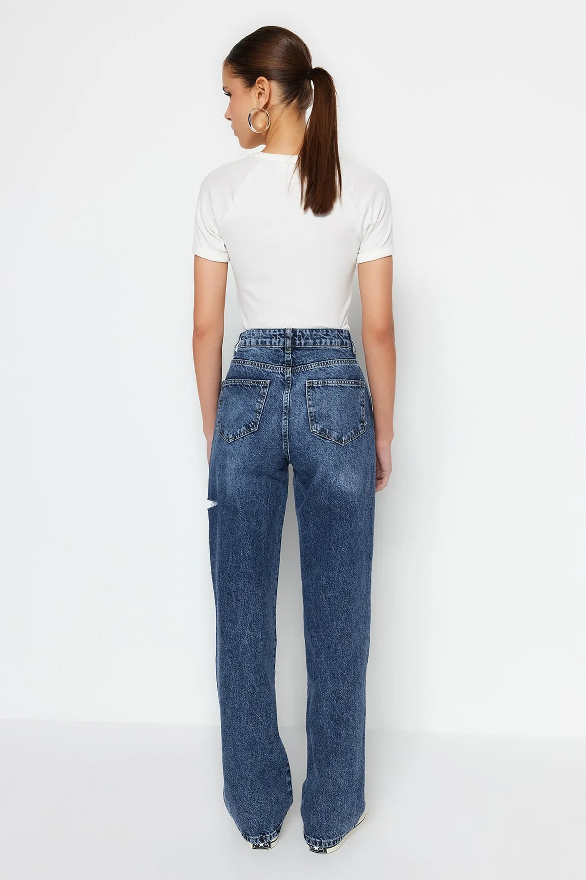 Trendyol Collection  Dunkelblaue zerrissene Jeans mit hoher Taille und weitem Bein TWOSS23JE00142