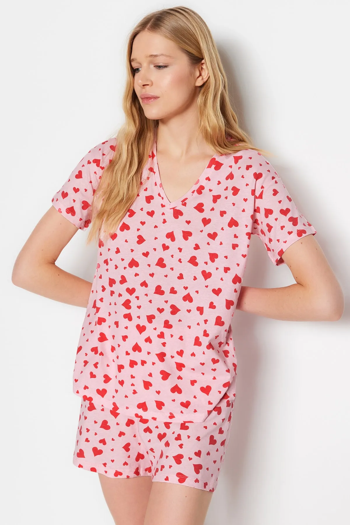 Trendyol Collection  Rosa gestricktes Pyjama-Set mit T-Shirt und Shorts aus 100 % Baumwolle mit Herzmuster THMSS23PT00013