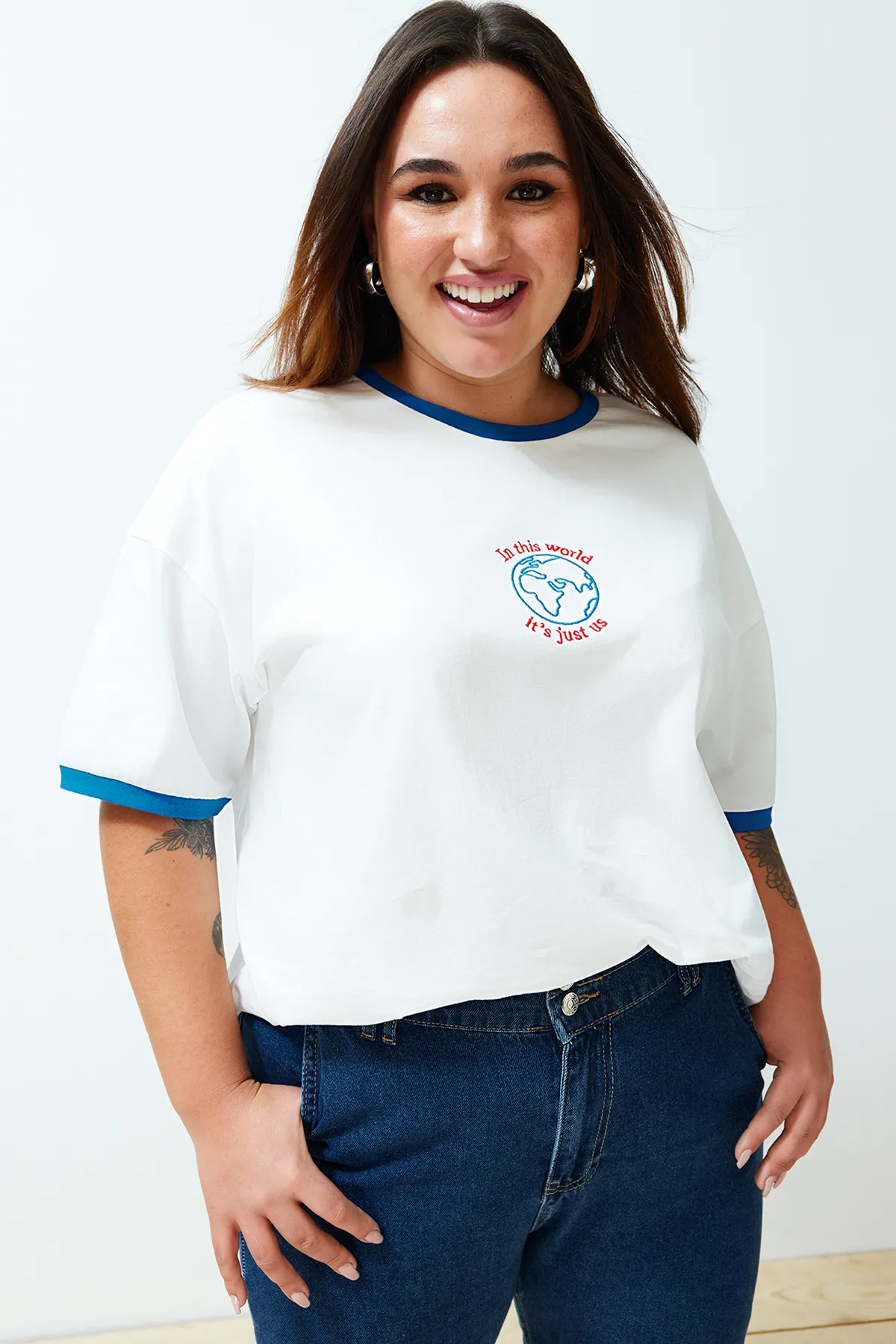 Trendyol Curve  Ecru Unisex-Übergröße, bequemes Paar-Strick-T-Shirt aus 100 % Baumwolle TBSSS24BF00033