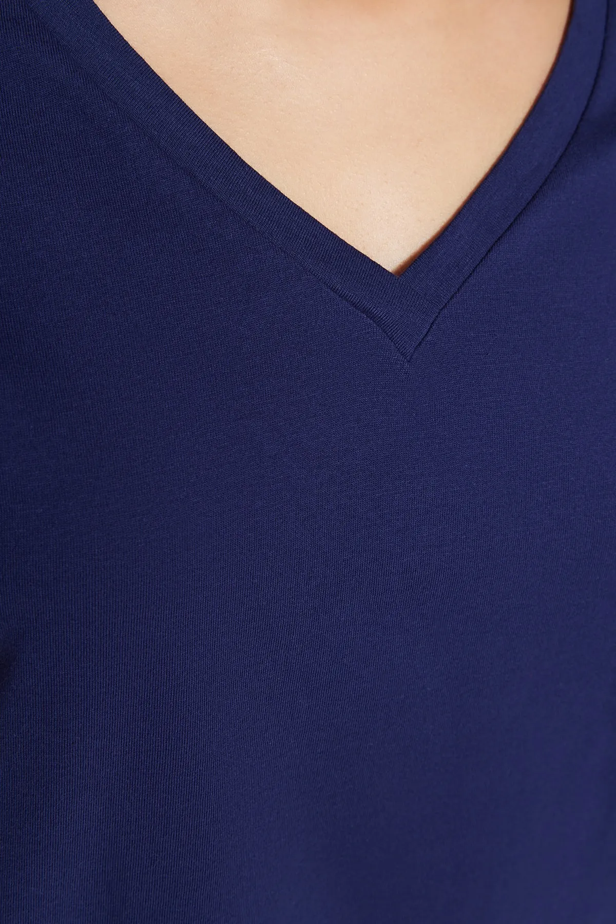 Trendyol Collection  Marineblaues Basic-Strick-T-Shirt mit V-Ausschnitt aus 100 % Baumwolle TWOSS23TS00001