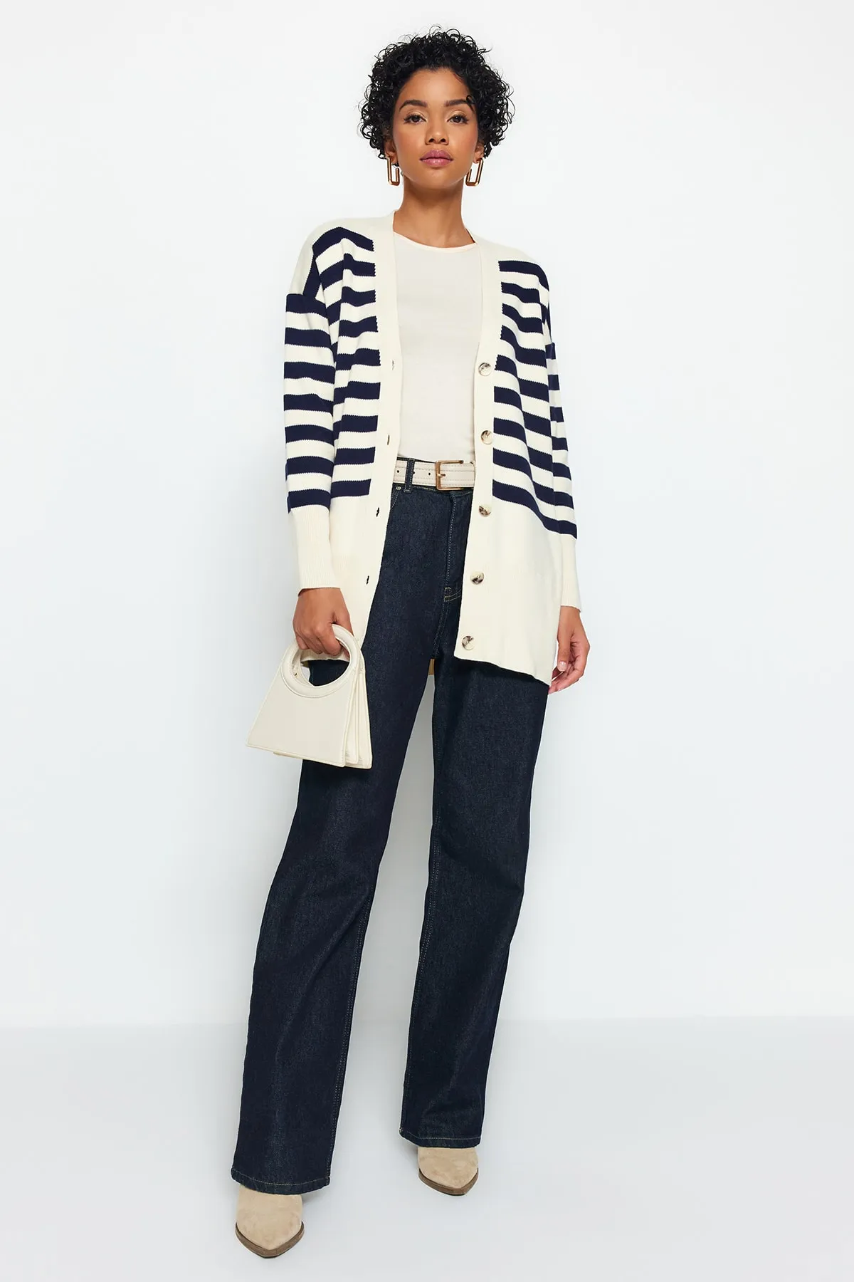 Trendyol Modest  Gestreifte Strickjacke mit V-Ausschnitt in Steinmarineblau TCTAW24TH00034