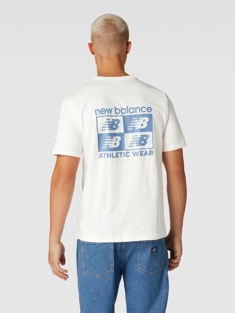 T-Shirt mit Label-Detail in offwhite
