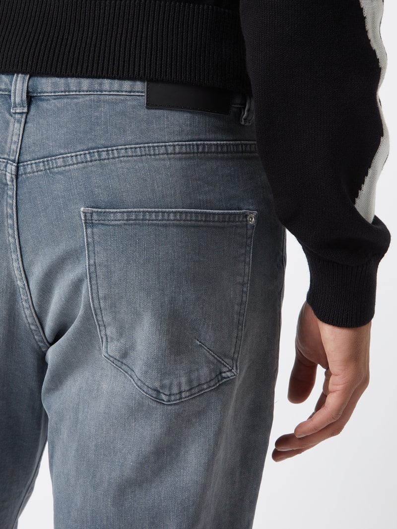 Slim Fit Jeans mit Stretch-Anteil in mittelgrau