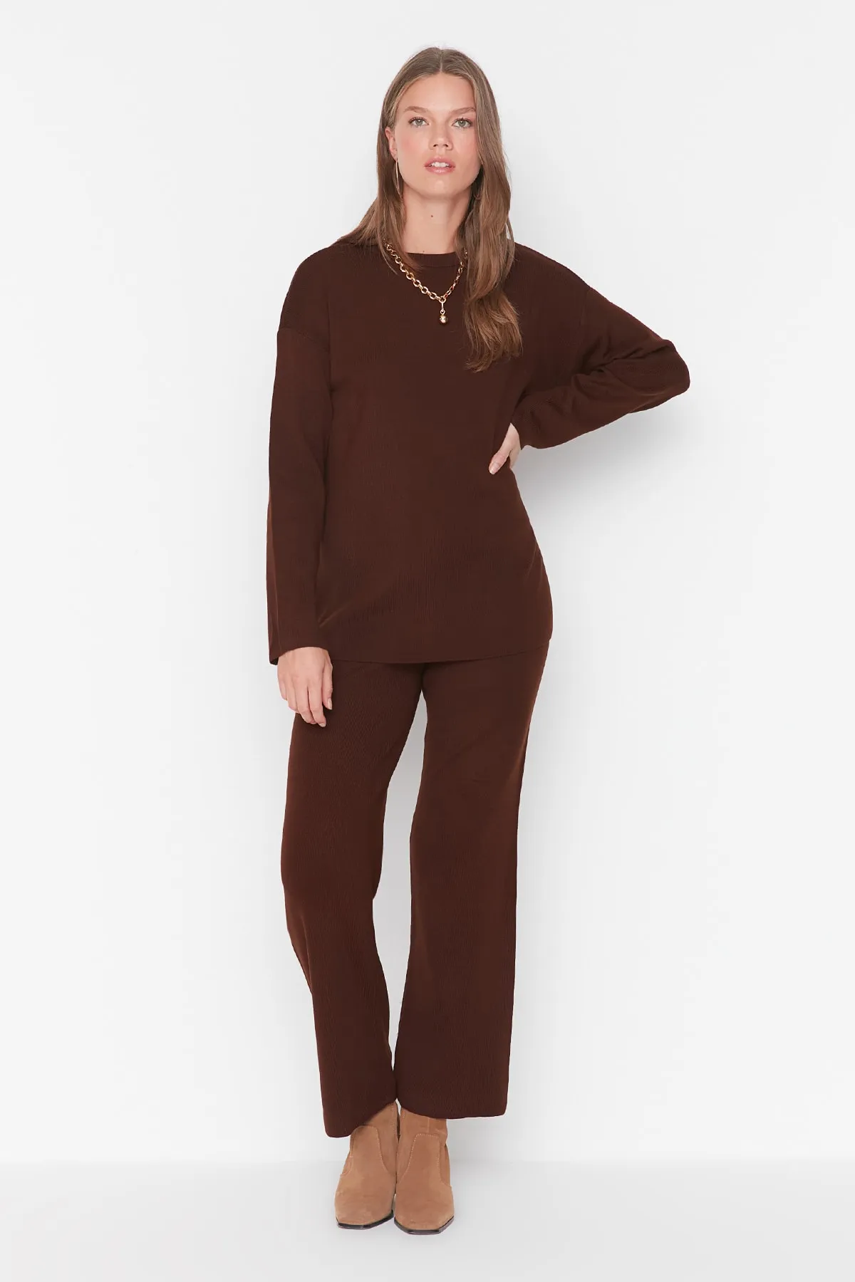 Trendyol Collection  Braunes Basic-Set aus Strickoberteil und -unterteil mit Rundhalsausschnitt TWOAW23AU00244