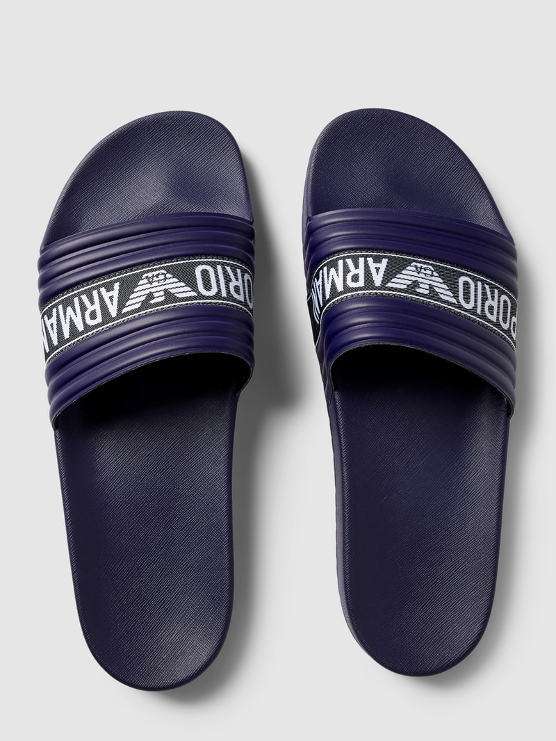 Slides mit Label-Detail in dunkelblau