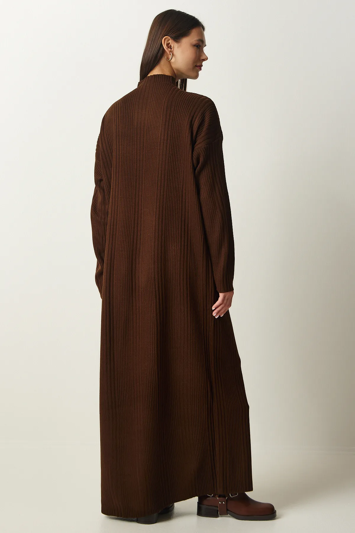 Happiness İstanbul  Braunes Oversize-Strickkleid mit hohem Kragen für Damen XN00001