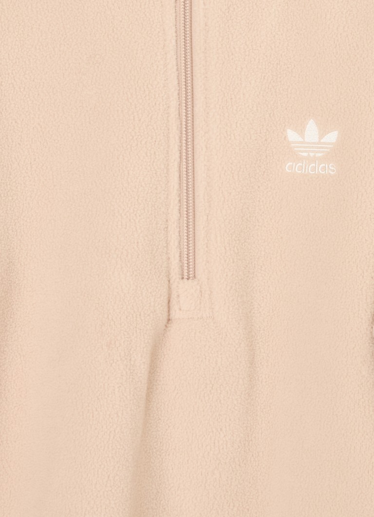 Adidas-neulepusero, jossa puolivetoketju