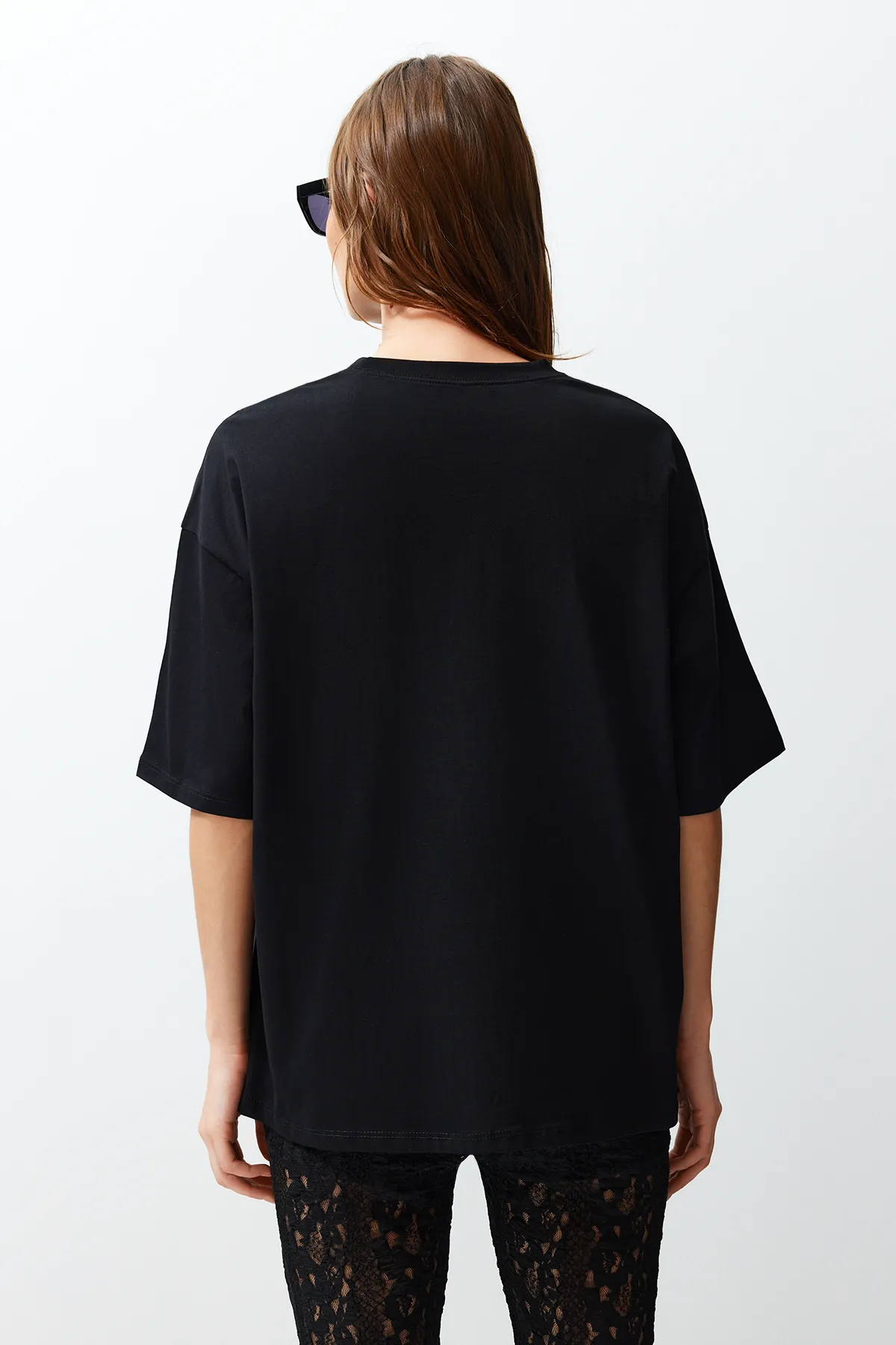 Trendyol Collection  Schwarzes Premium-Strick-T-Shirt mit Rundhalsausschnitt aus 100 % Baumwolle in Übergröße/weiter Passform TWOSS23TS00040