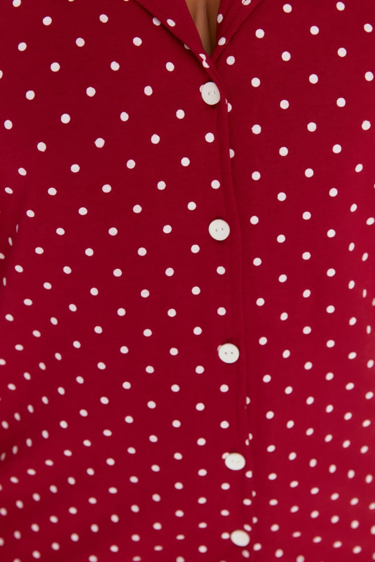Trendyol Curve  Bedrucktes gestricktes Pyjama-Set mit Knöpfen in Weinrot TBBSS22PT0710
