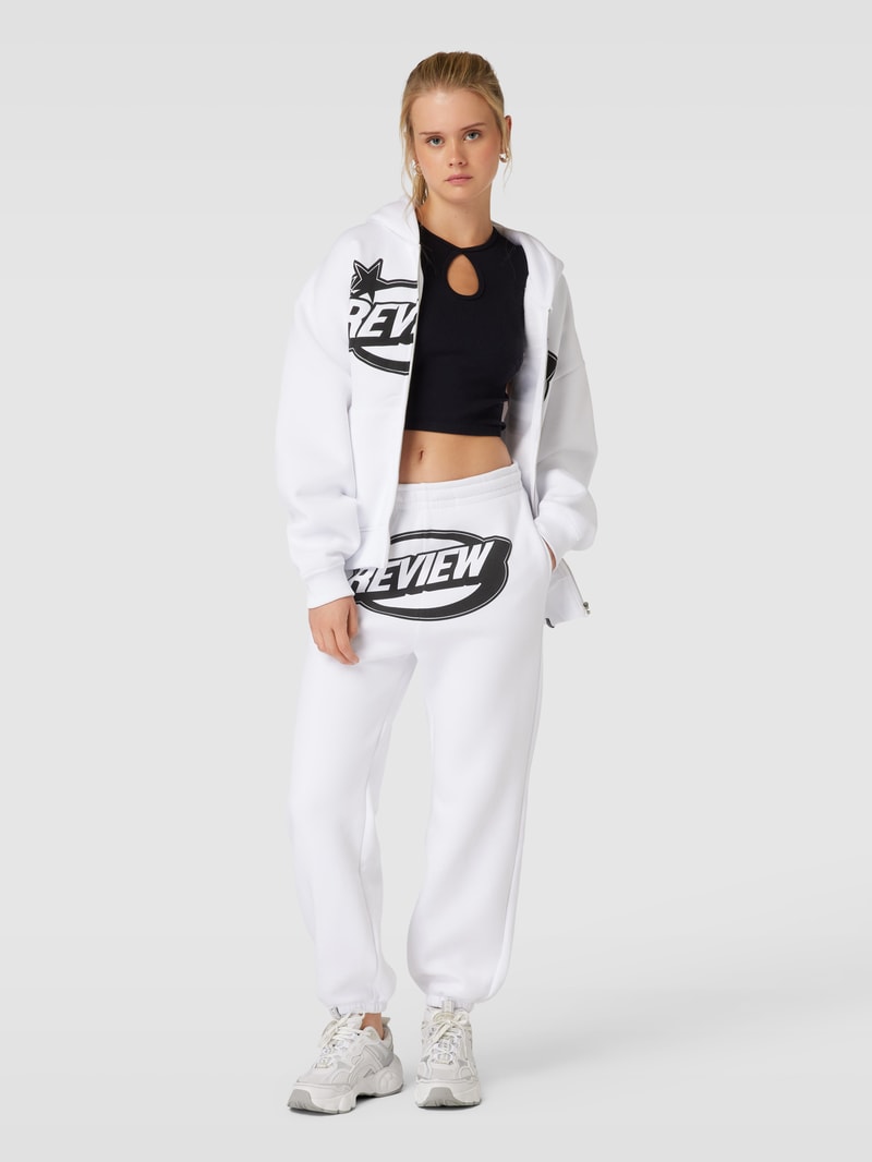Sweatpants mit Label-Print in weiß