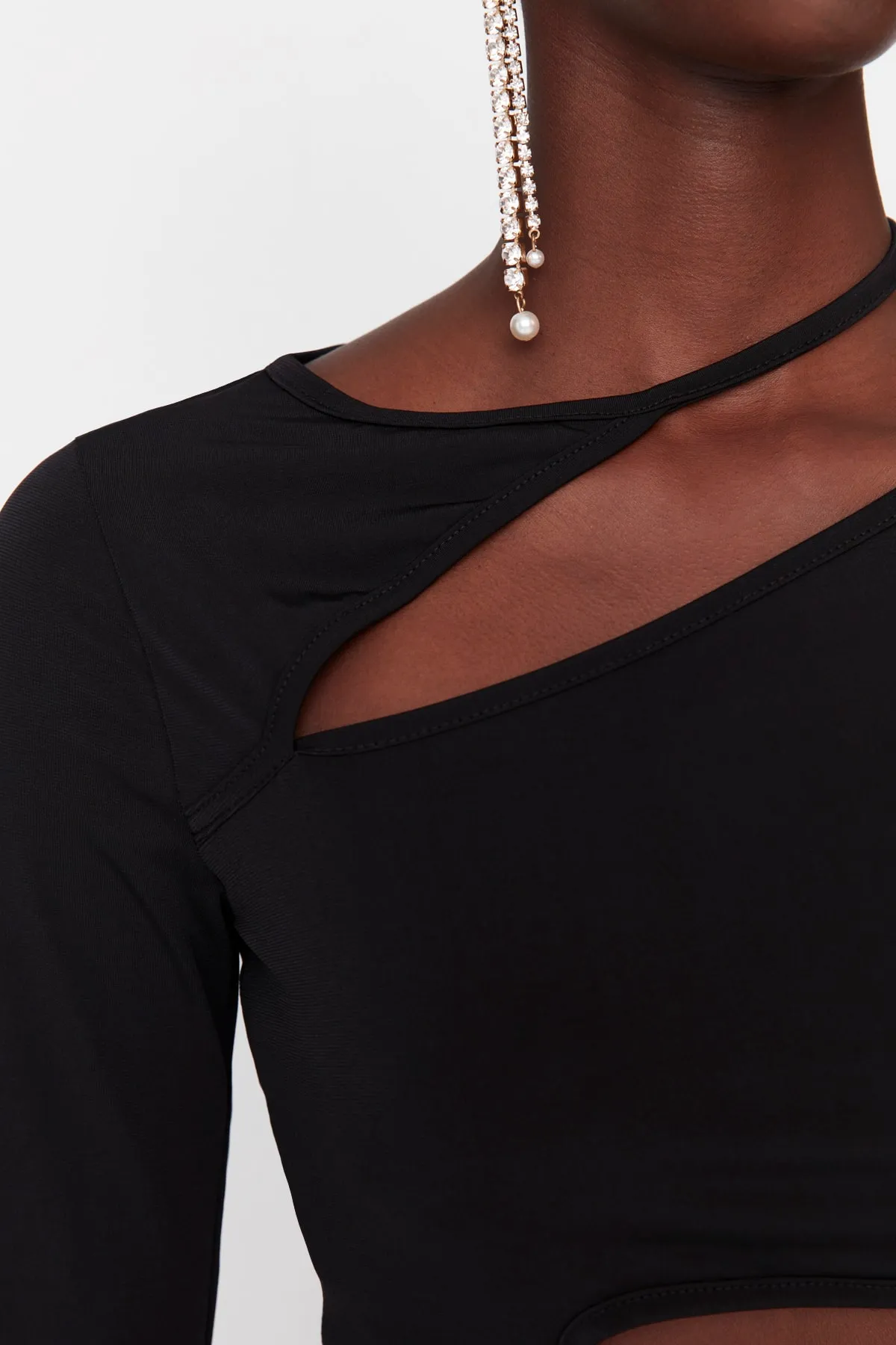 Trendyol Collection  Schwarze gestrickte Bluse mit Fenster-/Ausschnittdetails TPRAW23BZ00031