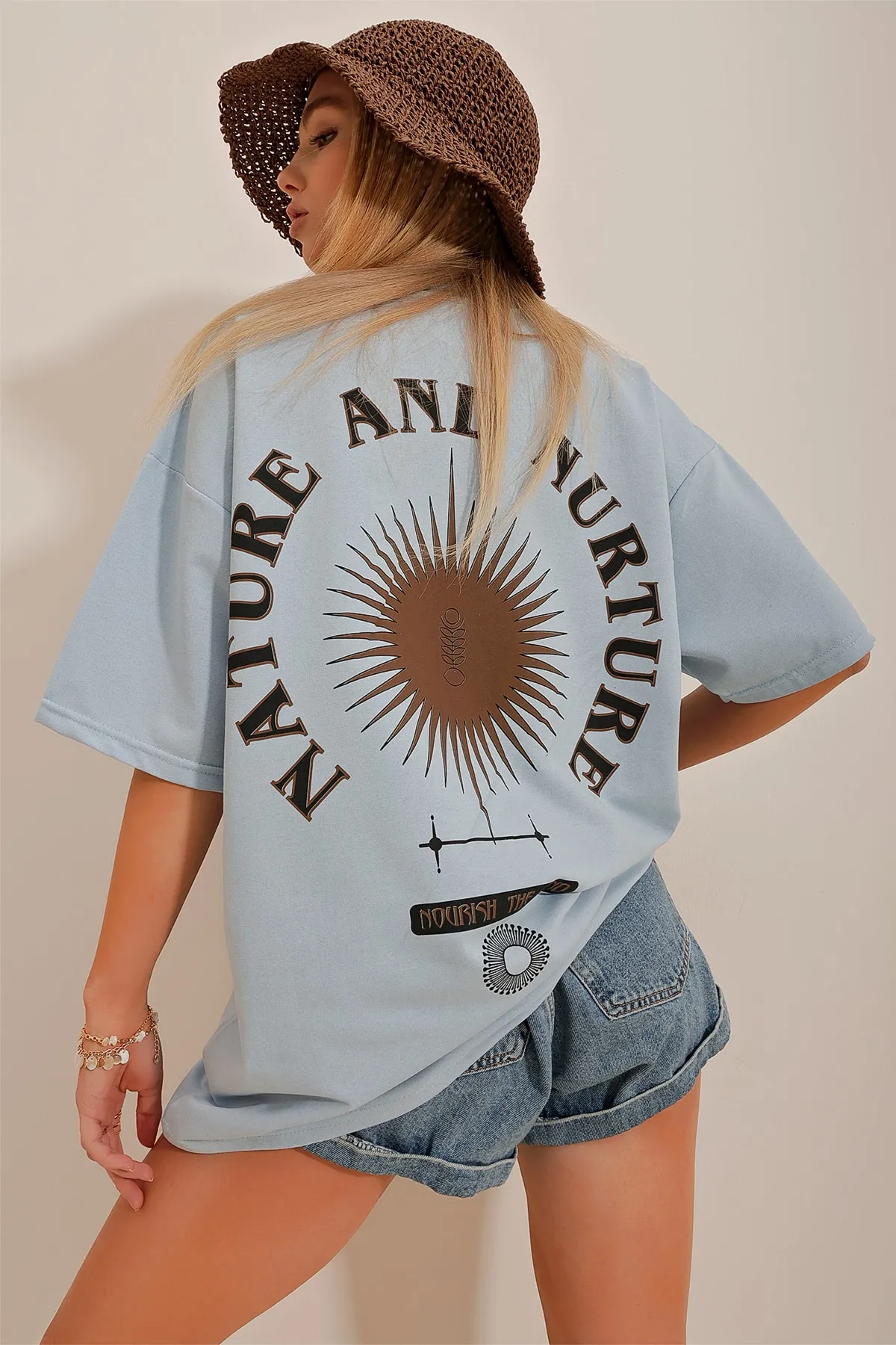 Trend Alaçatı Stili  Blaues bedrucktes Oversize-Unisex-T-Shirt mit Rundhalsausschnitt für Damen ALC-X9577