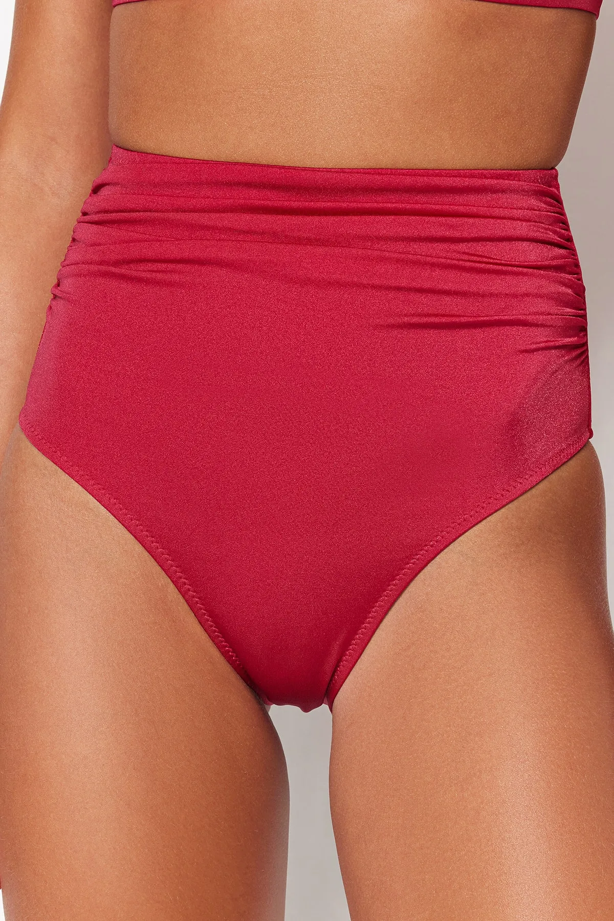 Trendyol Collection  Schmeichelhafte Bikinihose mit normalem Bein und hoher Taille in Burgunderrot TBESS20BA0018