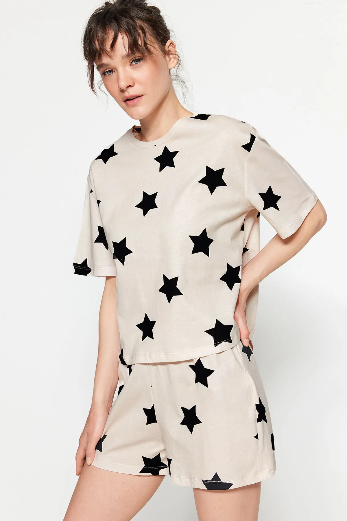 Trendyol Collection  Hellrosa Strick-Pyjama-Set mit T-Shirt und Shorts aus 100 % Baumwolle mit Sternmuster THMSS22PT0501