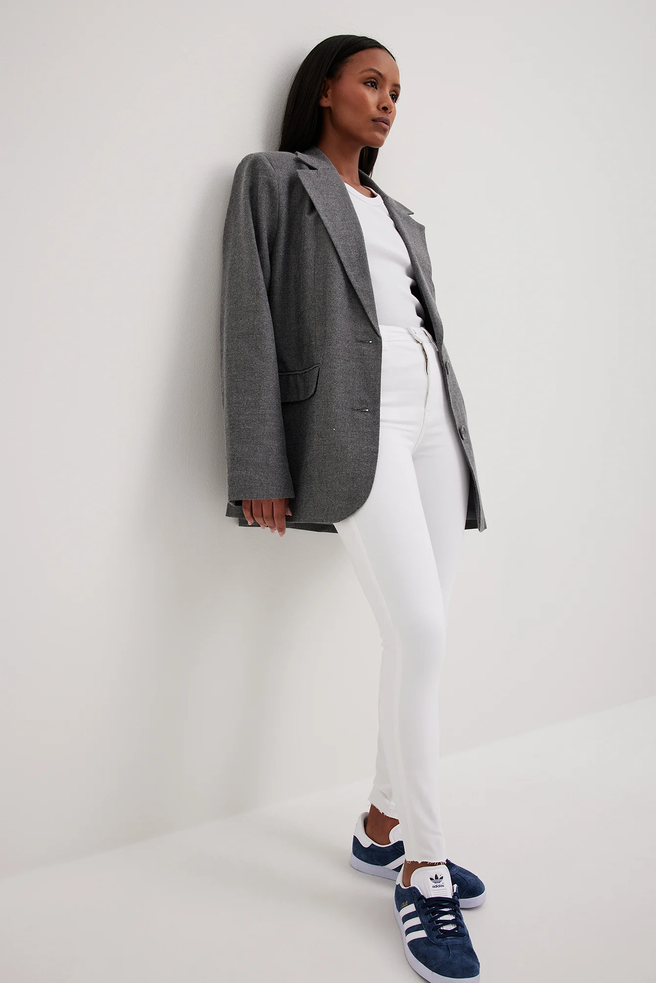 Skinny-Jeans mit hoher Taille und rohem Saum