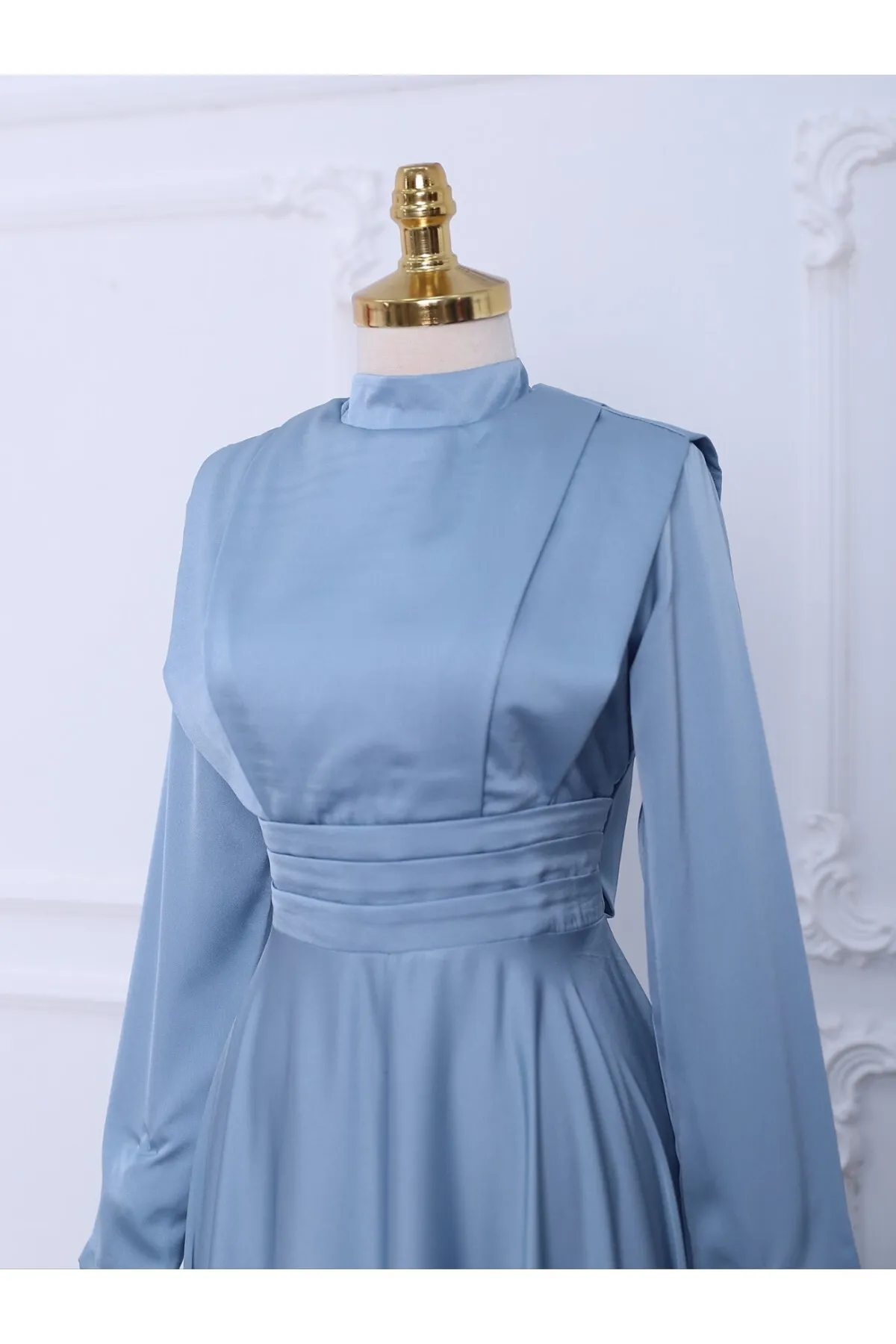 Modamorfo  Doppellagiges Satin-Abendkleid mit Falten an der Taille und an der Vorderseite