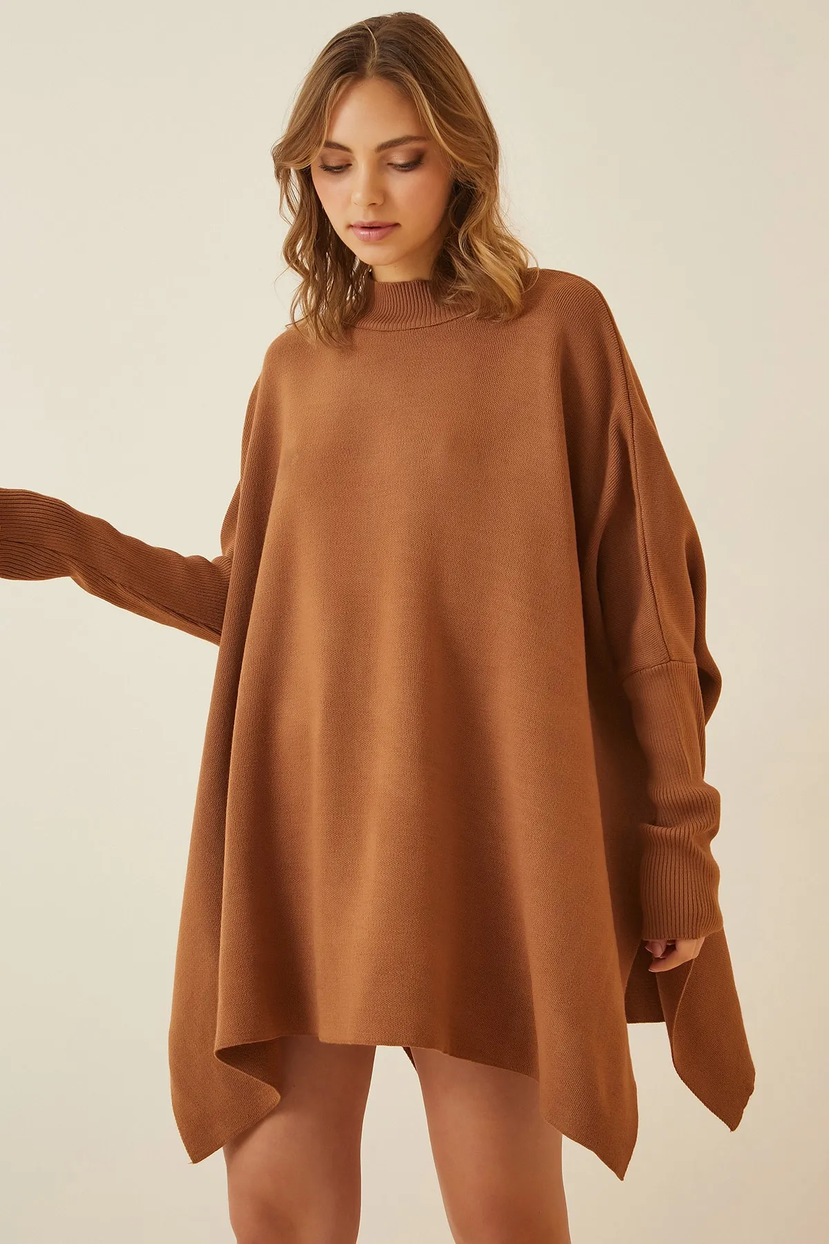 Happiness İstanbul  Damen Taba Übergroßes Poncho-Sweatshirt mit seitlichem Schlitz YY00005