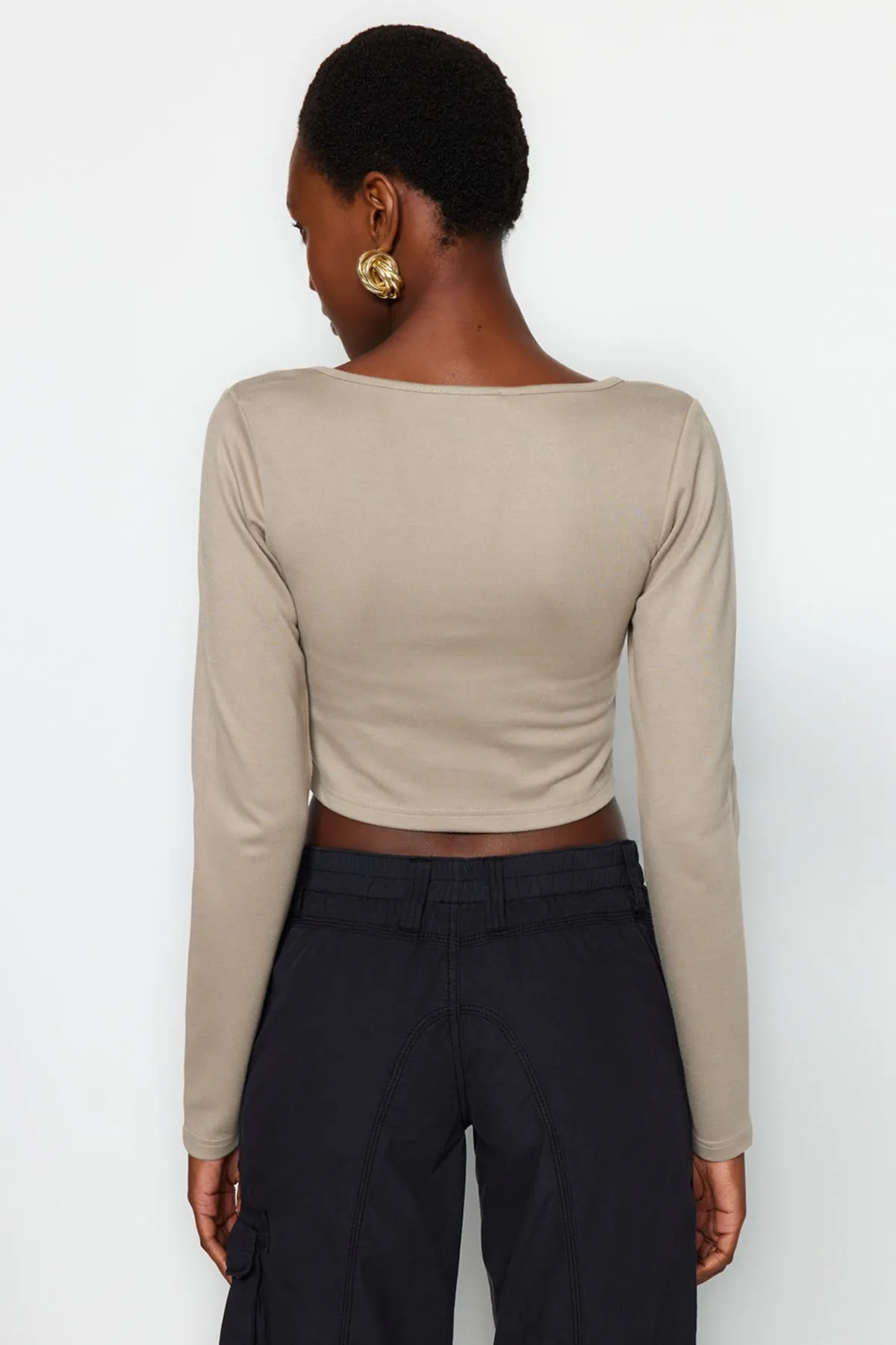 Trendyol Collection  Steinfarbene Paspelierung, detaillierte, eng anliegende Interlock-Strickbluse mit quadratischem Ausschnitt TWOAW23BZ00151