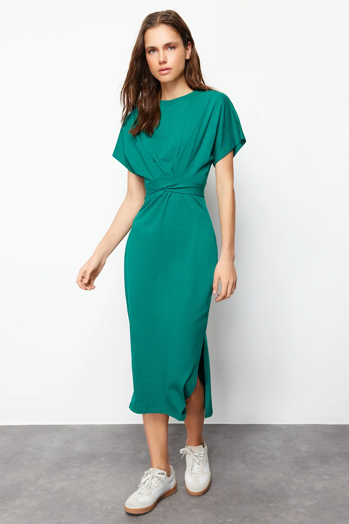 Trendyol Collection  Smaragdgrünes, tailliertes Midi-Bleistiftkleid aus 100 % Baumwolle mit Schlitz und Bindedetail TWOSS21EL0404