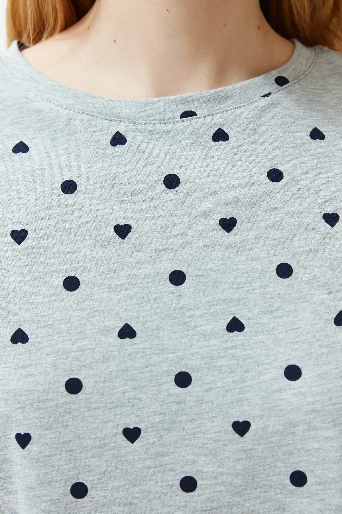 Trendyol Collection  Grau meliert, 100 % Baumwolle, T-Shirt-Shorts-Pyjama-Set mit Herzmuster, THMSS21PT1485