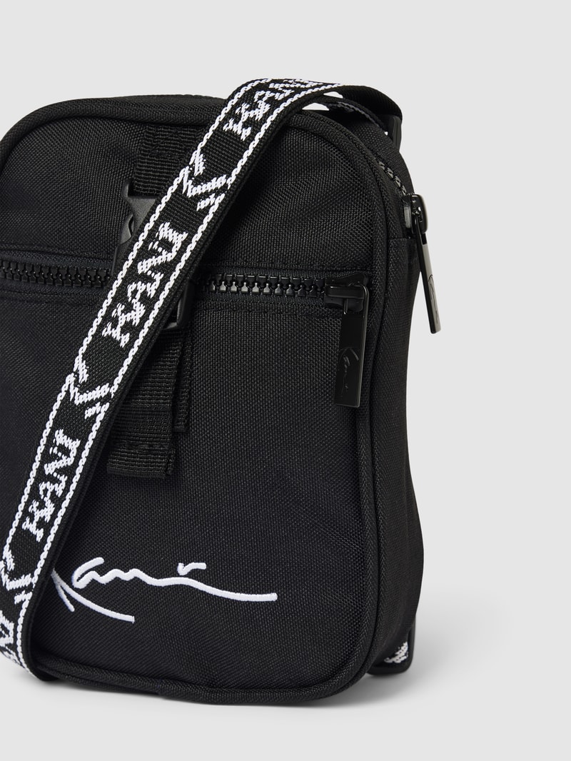 Crossbody Bag mit Label-Print in schwarz
