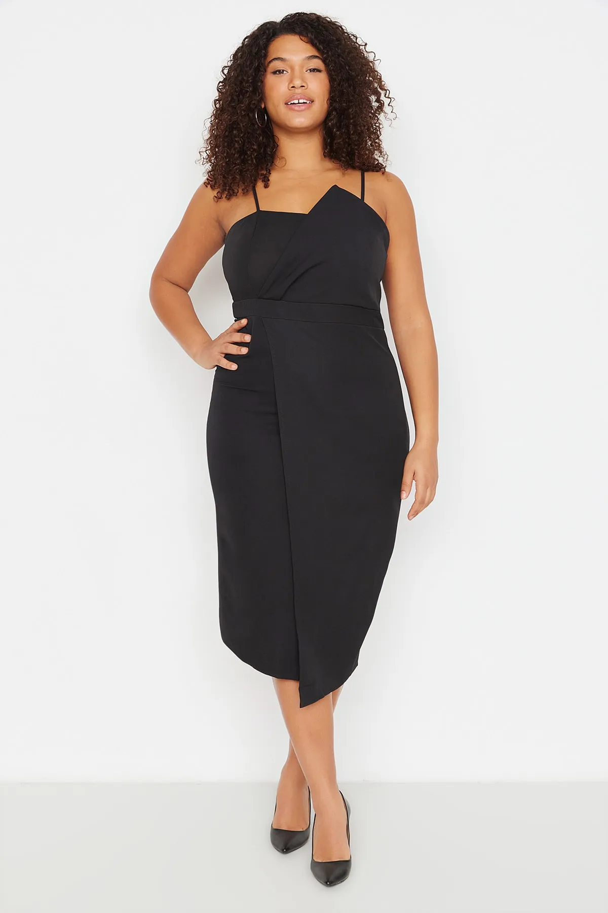 Trendyol Curve  Schwarzes, figurbetontes, asymmetrisch geschnittenes Webkleid TBSSS22AH00039