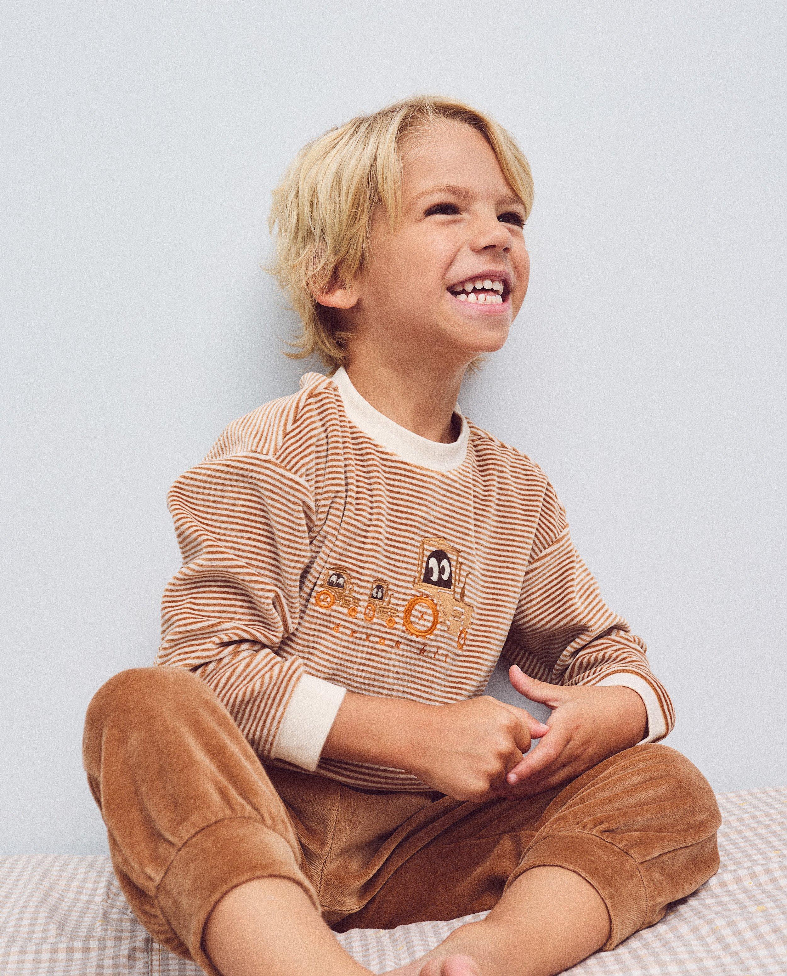 Pijamale din catifea Kidz Nation cu tractor brodat maro deschis