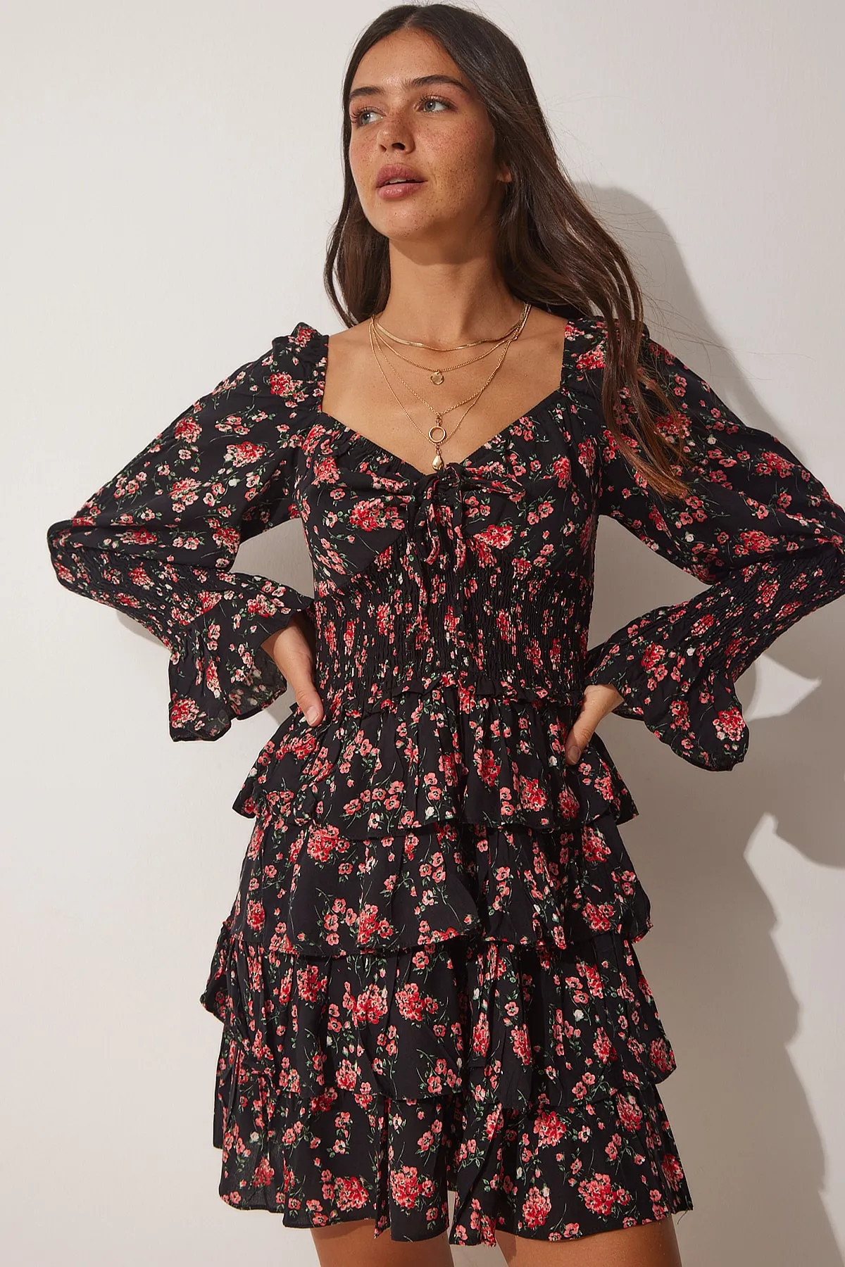 Happiness İstanbul  Schwarzes geblümtes Katkat-Rüschen-Mini-Sommerkleid für Damen FN02947