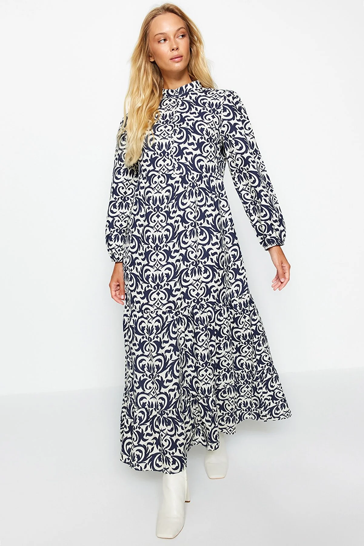 Trendyol Modest  Marineblaues, gemustertes Kleid aus gewebter Baumwolle mit halber Knopfleiste und weiter Passform TCTSS23EB00222