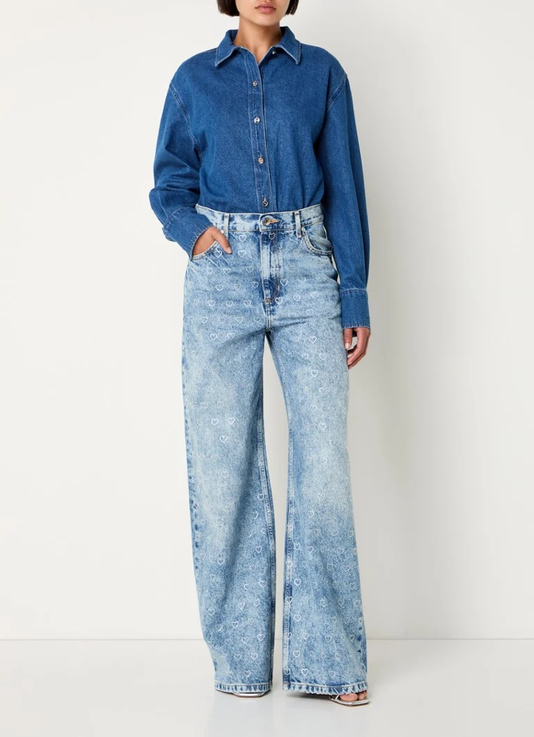 Σορτς Sandro Denim με μπλούζα και κορμάκι
