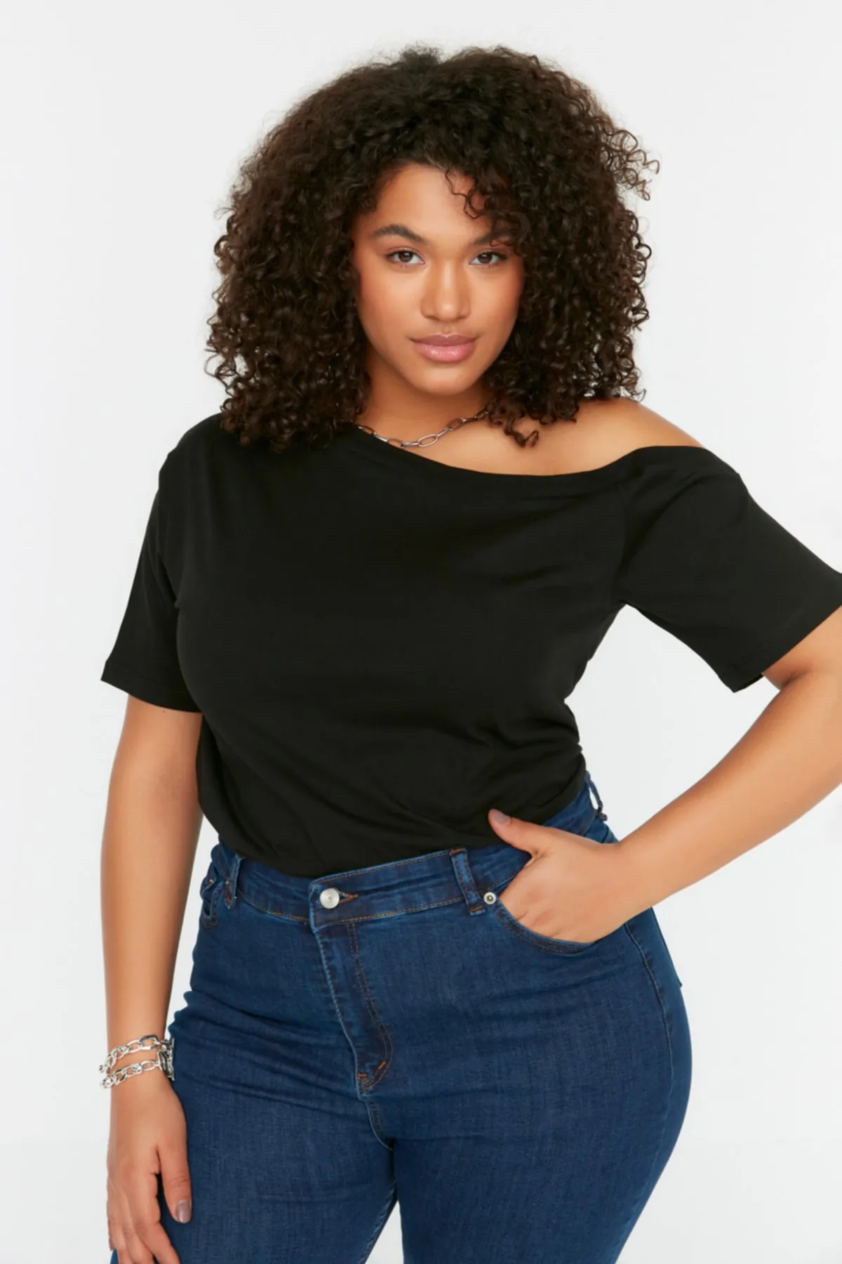 Trendyol Curve  Schwarze, schulterfreie, detaillierte Strickbluse TBSSS22AF0052
