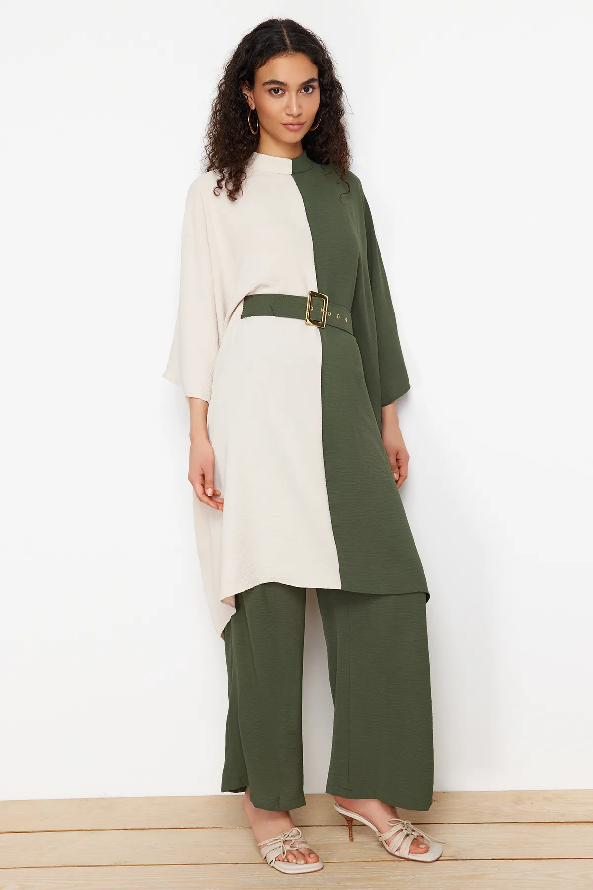 Trendyol Modest  Khakifarbener gewebter Tunika-Hosen-Anzug mit Gürtel und Farbblockierung in der Taille TCTSS23US00046