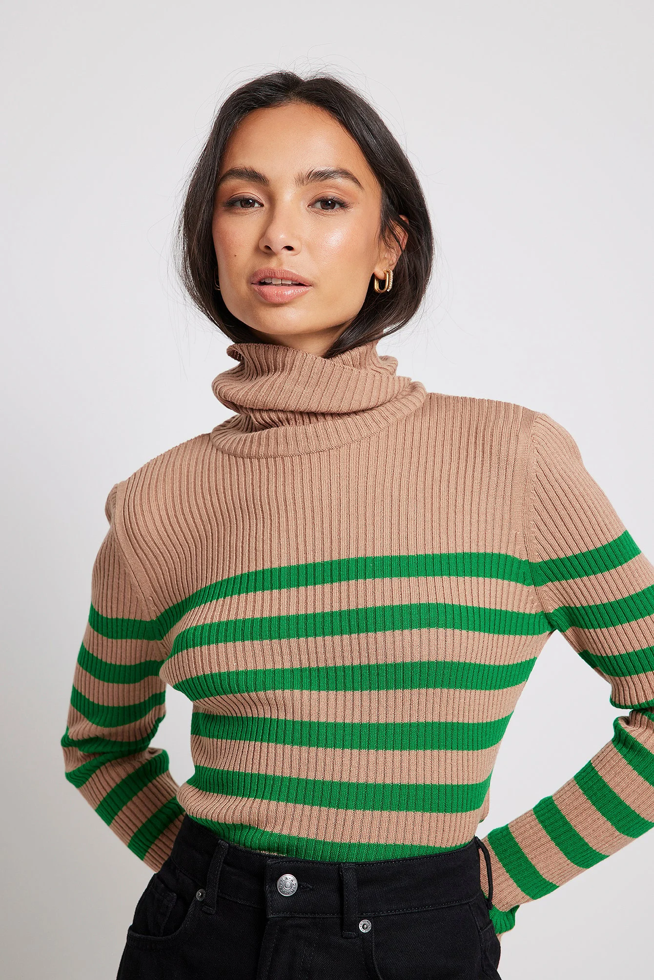 Gestreifter Strickpullover mit Rollkragen