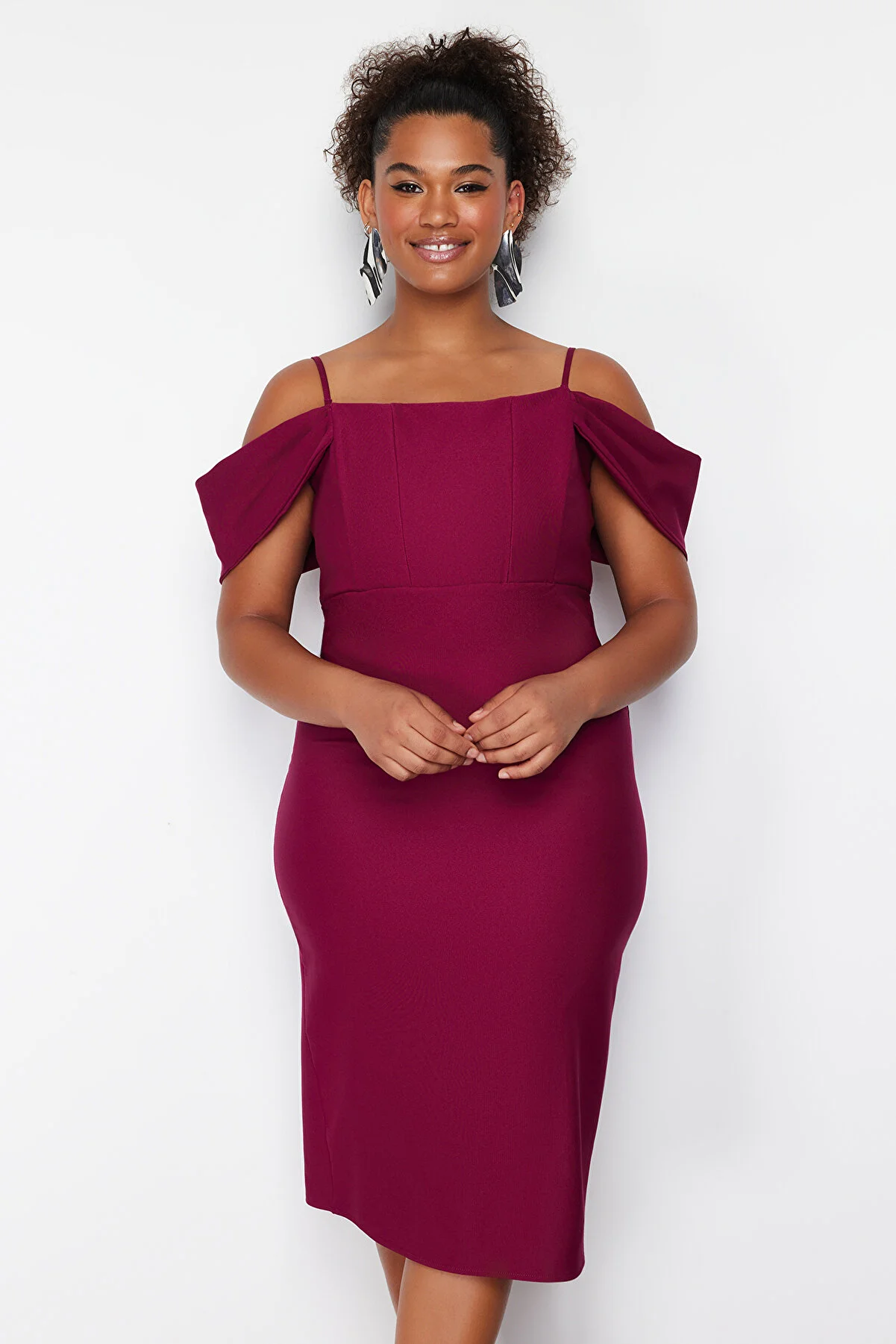 Trendyol Curve  Lilafarbenes, schlichtes, figurbetontes Midi-Gewebekleid in Übergröße TBBSS24AH00000