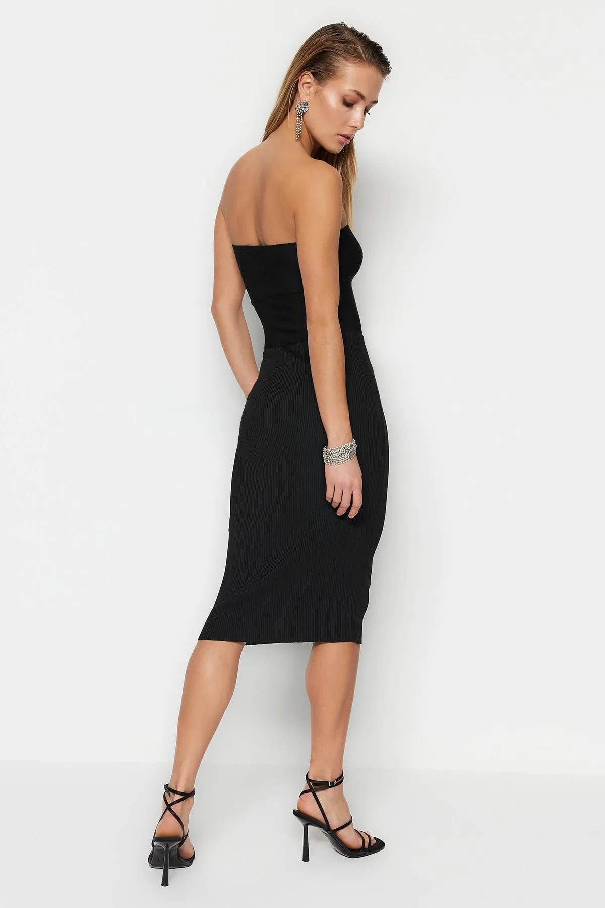 Trendyol Collection  Schwarzes, tailliertes Strick-Abendkleid mit Fensterausschnitt und Ausschnitten und Ausschnitten TPRSS23EL00112
