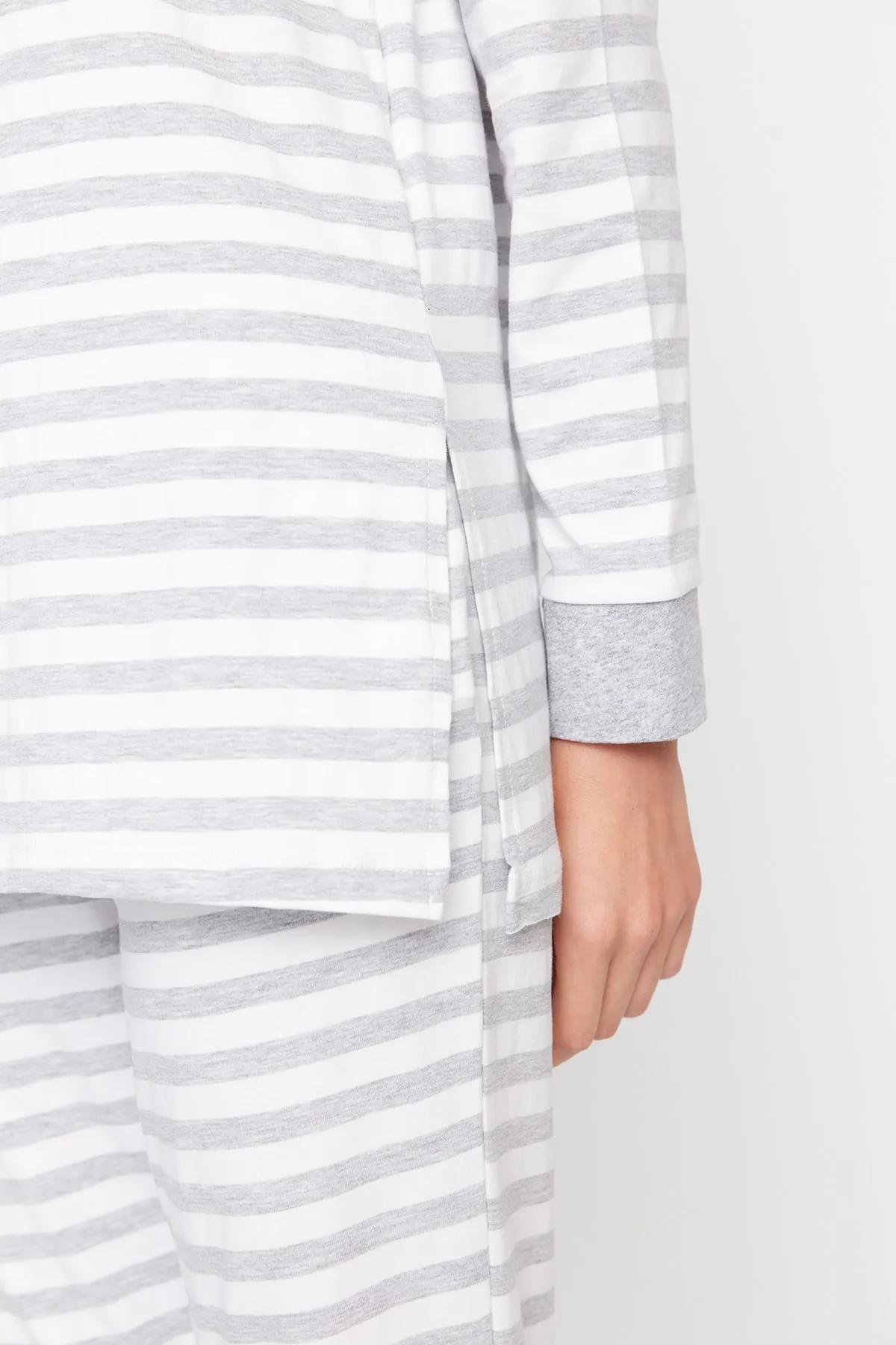 Trendyol Collection  Graues gestreiftes T-Shirt-Jogger-Pyjama-Set aus 100 % Baumwolle mit Strickmuster THMAW21PT0565